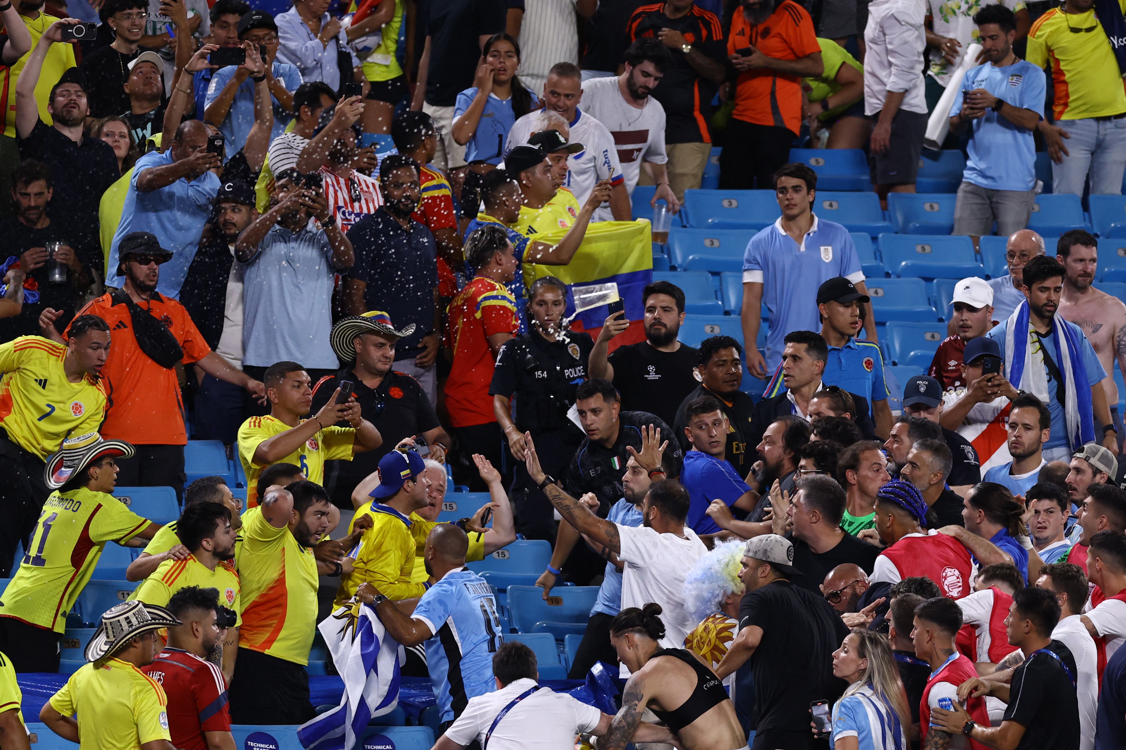 Aficionados de Colombia se enfrentan con aficionados de Uruguay durante el partido de semifinales de la Copa América CONMEBOL 2024 entre Uruguay y Colombia en el Bank of America Stadium.