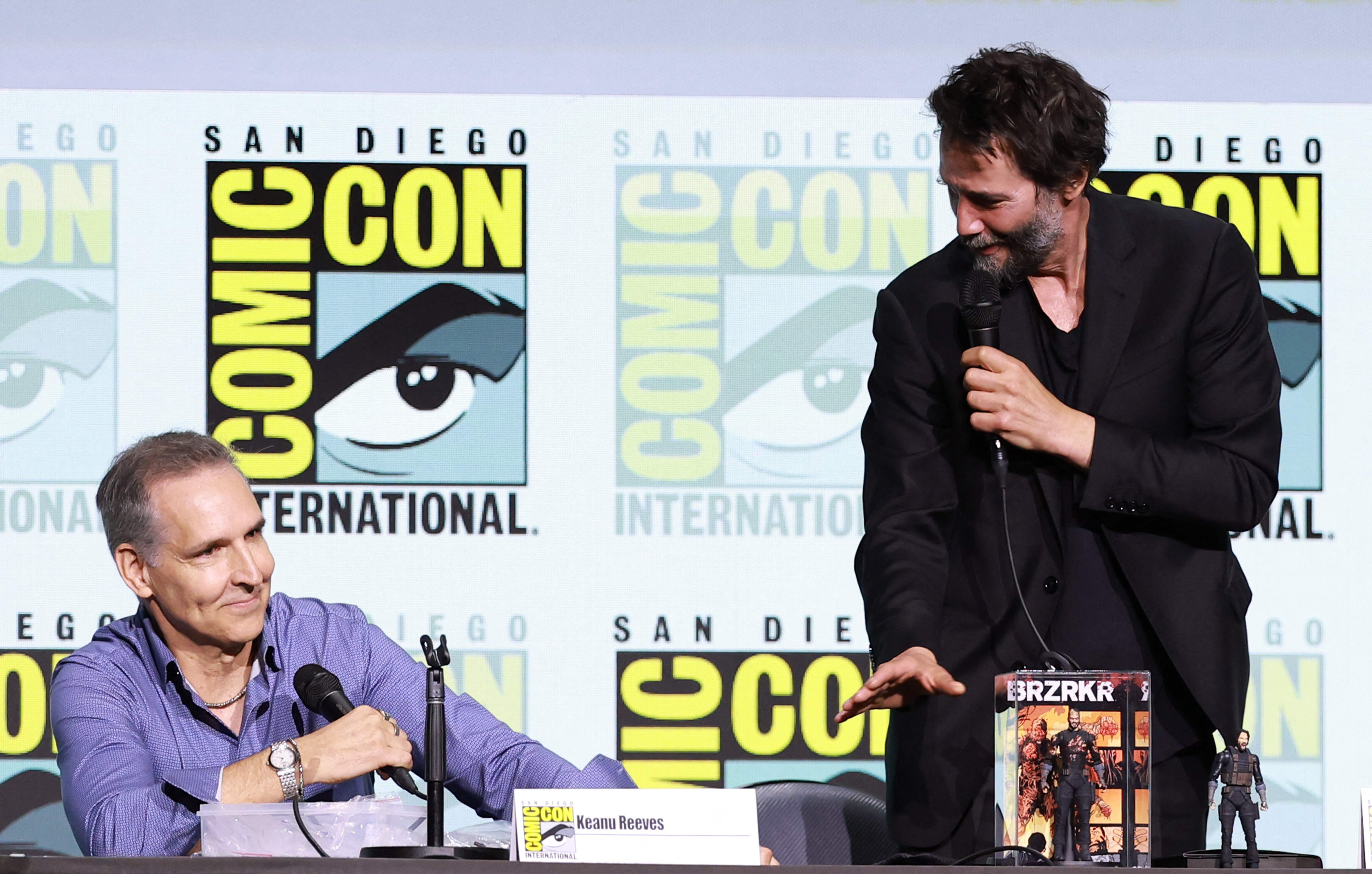 Todd McFarlane y Keanu Reeves hablaron sobre "BRZRKR"durante la Comic-Con que se celebra en San Diego, California. (Foto Prensa Libre: AFP)