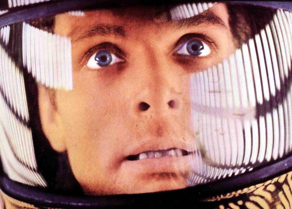 El astronauta David Bowman, interpretado por Keir Dullea, debe enfrentarse a una IA  que opera por su propia cuenta.