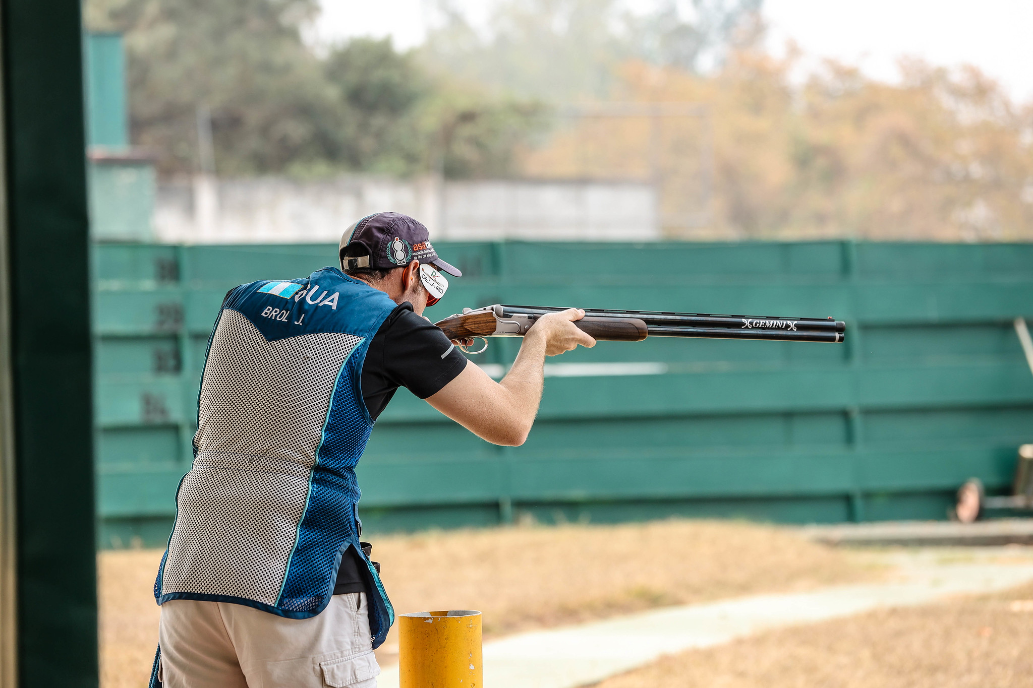 El guatemalteco Jean Pierre Brol en acción en el tiro con armas de caza.