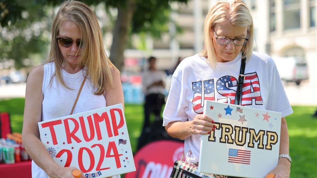 Simpatizantes de Trump rezan tras el ataque sufrido el sábado por el expresidente.

Getty Images