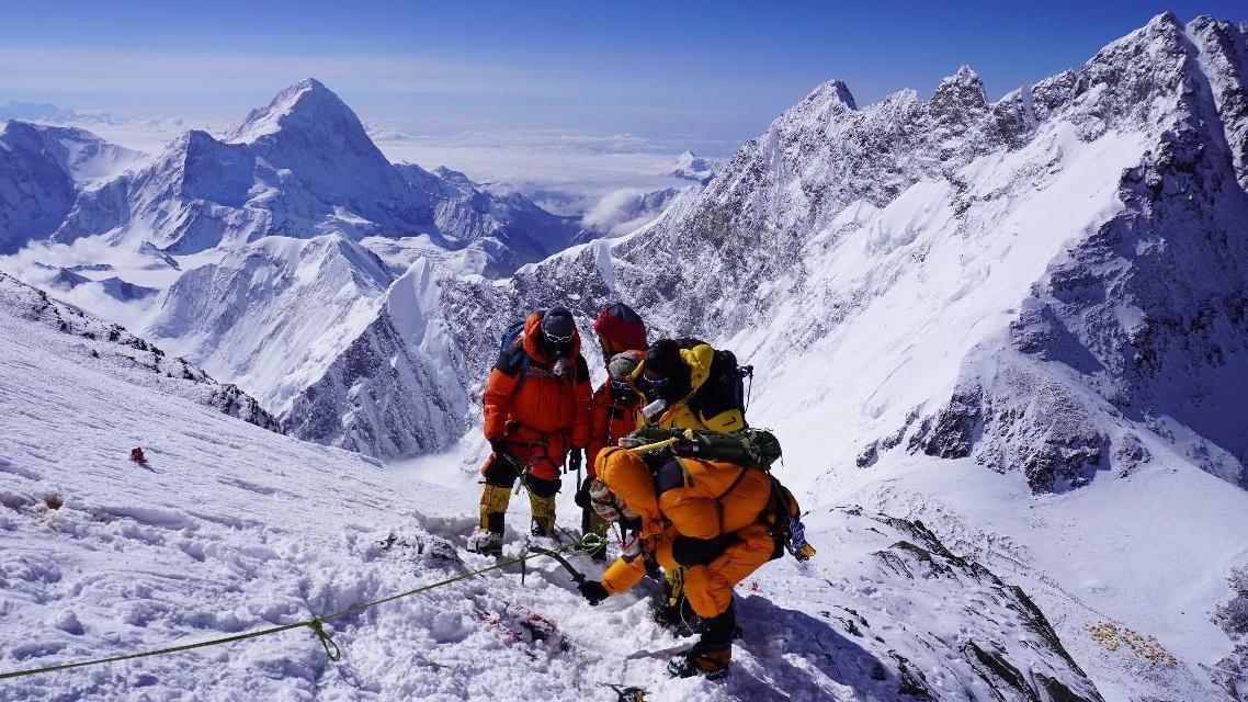 El equipo de limpieza retiró cuatro cadáveres de los Himalayas en una operación realizada este año. TSHIRING JANGBU SHERPA