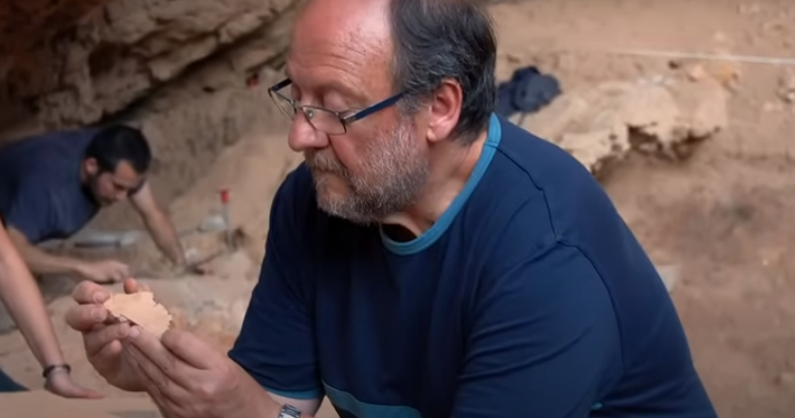 Valentín Villaverde era el director del yacimiento de Cova Negra cuando se descubrió el fósil. 

A. Eixea