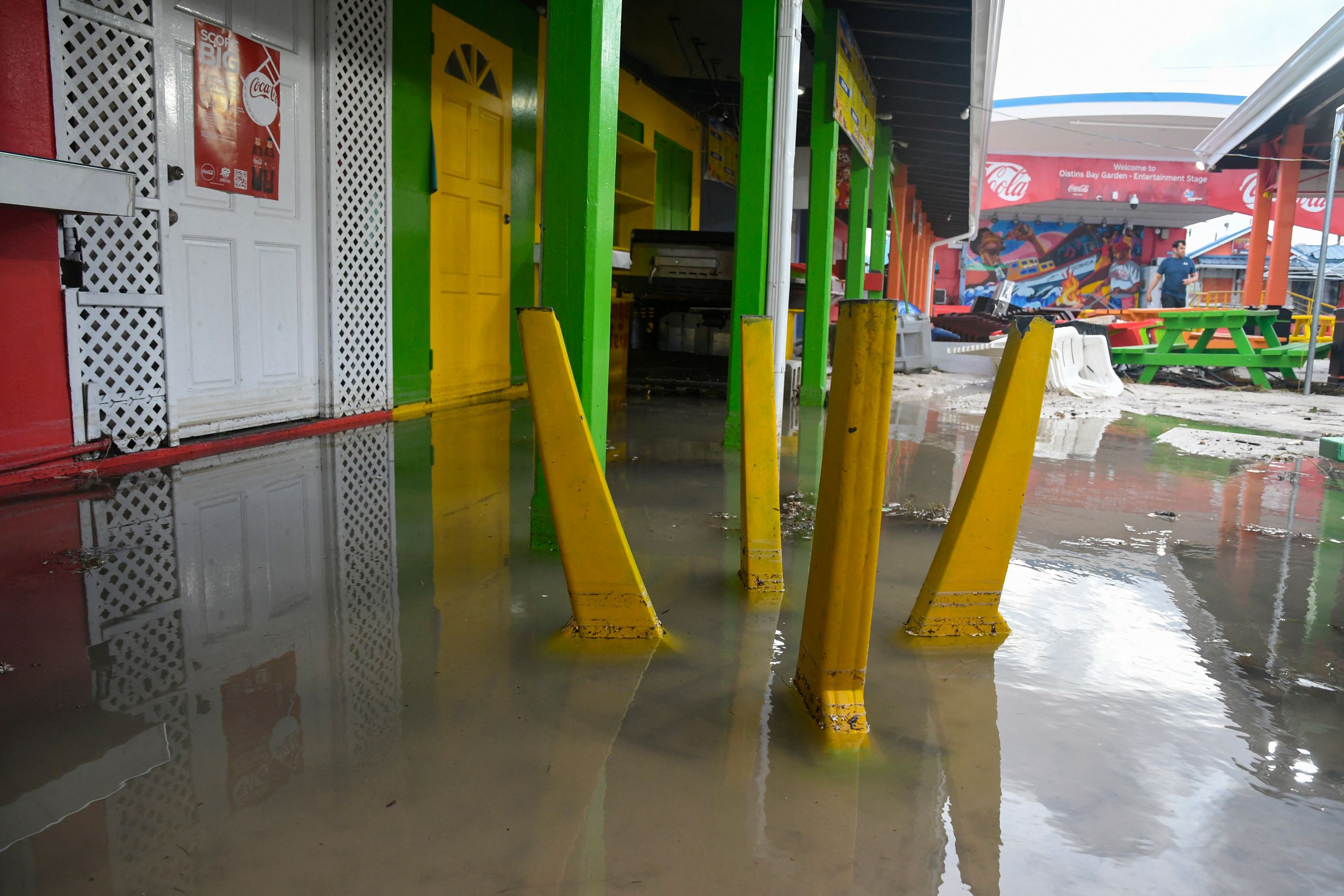 Viviendas y calles fueron inundadas durante las lluvias torrenciales causadas por el  huracán Beryl durante su trayectoria sobre Christ Church, Barbados. (Foto de Randy Brooks/AFP)