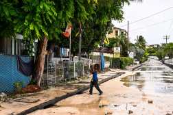 Un niño limpia rocas de la calle mientras se inunda después del paso del huracán Beryl en la parroquia de Saint James, Barbados, cerca de Bridgetown, Barbados. El huracán Beryl avanzó hacia el sureste del Caribe el lunes 1 de julio cuando los funcionarios de Barbados advirtieron a la población que busque refugio antes de los fuertes vientos y marejadas que se esperan del huracán. (Foto Prensa Libre: CHANDAN KHANNA / AFP).