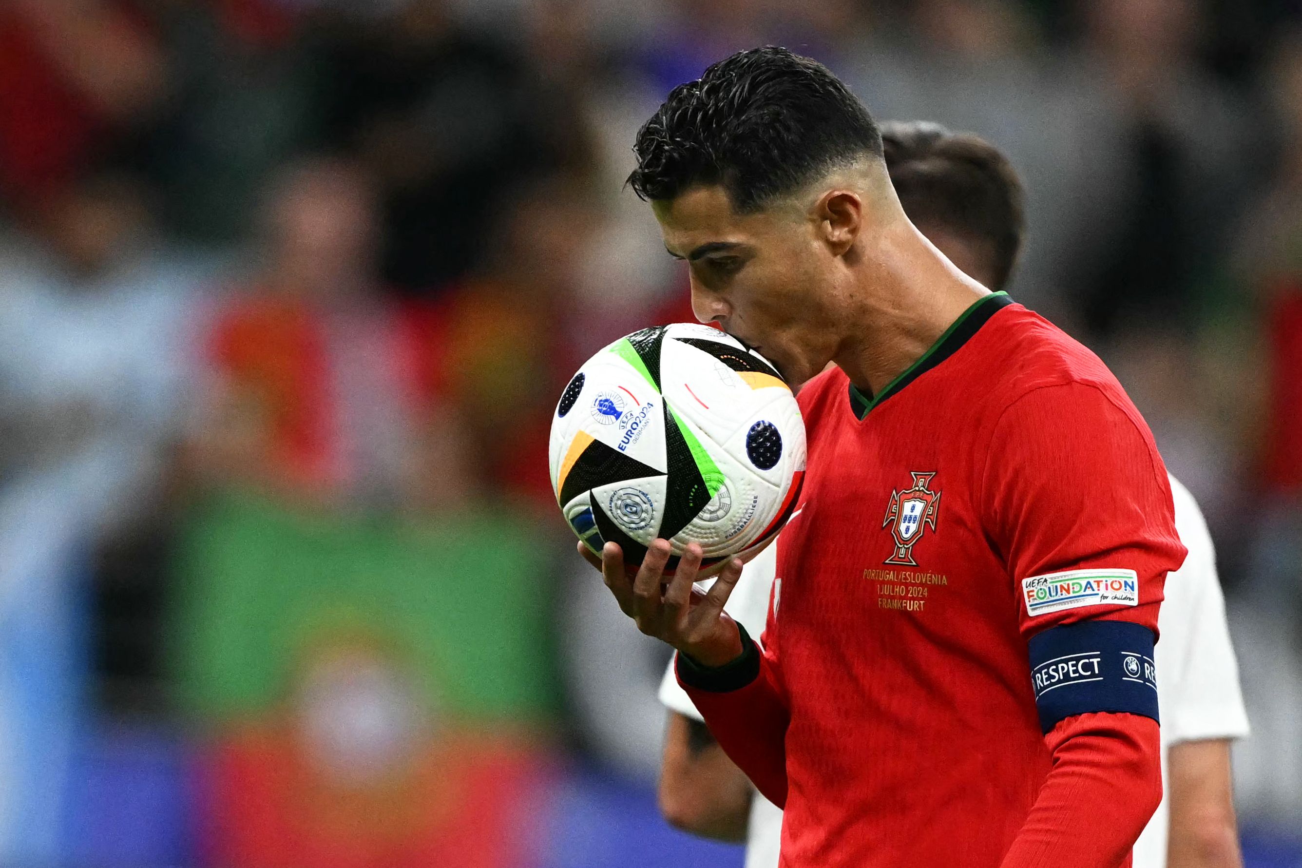 Cristiano Ronaldo recibirá un homenaje de manos del presidente de la UEFA, Aleksander Ceferin, por su notable legado en la UEFA Champions League, mismo torneo que ganó una vez con el Manchester United y cinco con el Real Madrid. (Foto Prensa Libre: PATRICIA DE MELO MOREIRA / AFP).