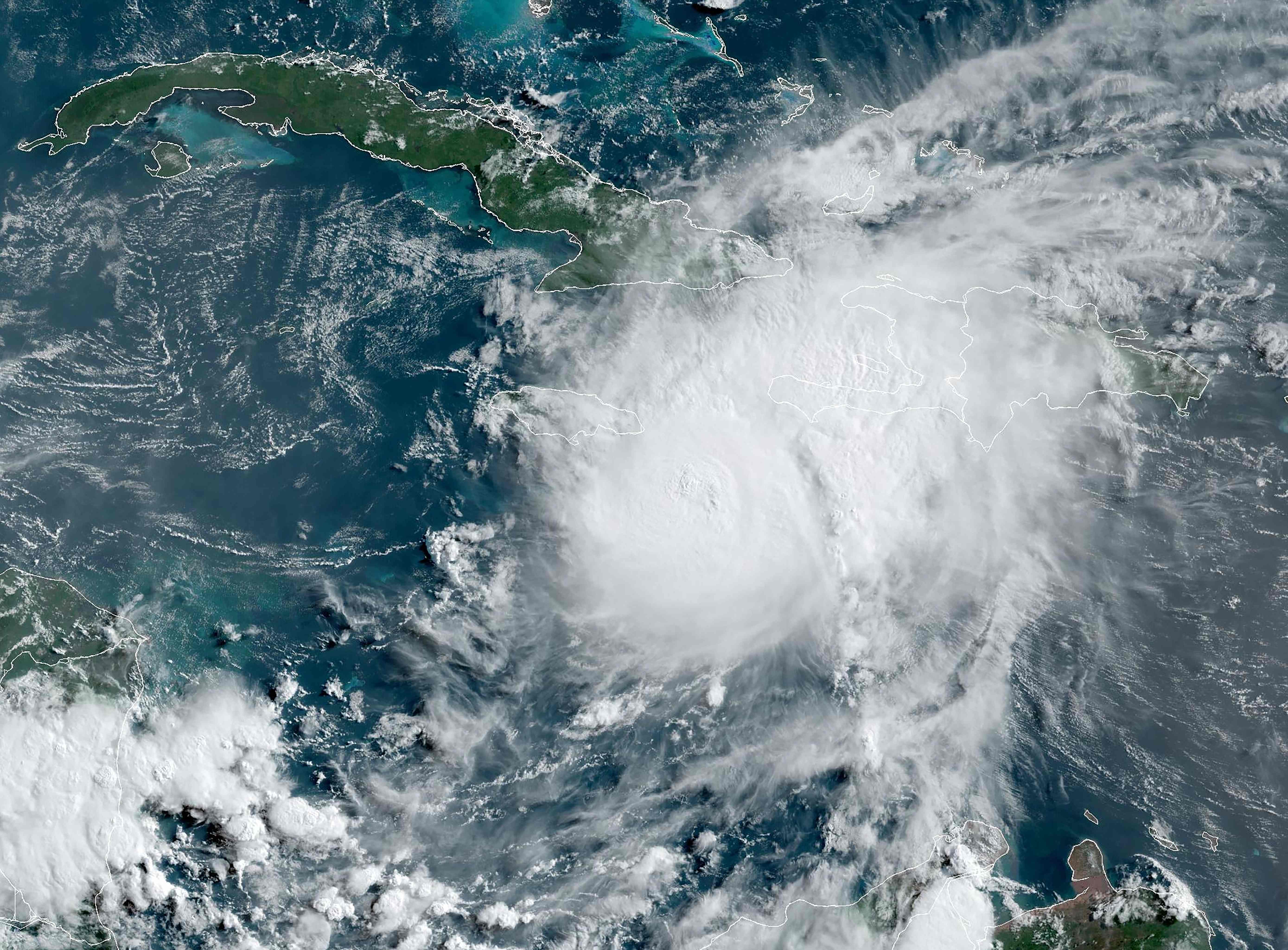 Imagen satelital de la Administración Nacional Oceánica y Atmosférica muestra al huracán Beryl acercándose a Jamaica, después de que al menos siete personas murieran y se informara de una destrucción generalizada en todo el sureste del Caribe. (Foto Prensa Libre: HANDOUT / NOAA/GOES / AFP).