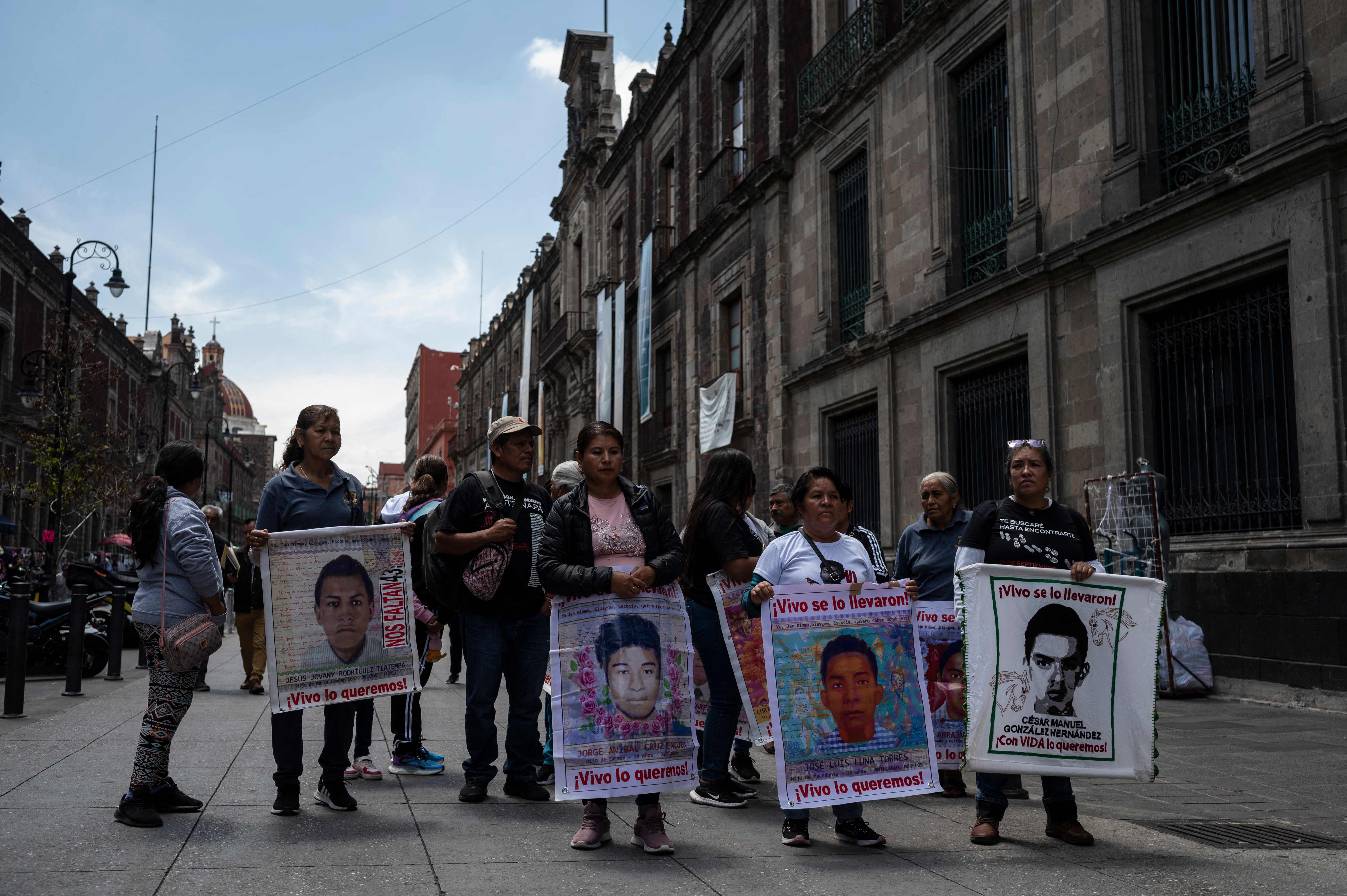 En medio de intensos debates y tensiones, el presidente de México, AMLO, se comprometió a enfrentar el caso Ayotzinapa con transparencia y veracidad.