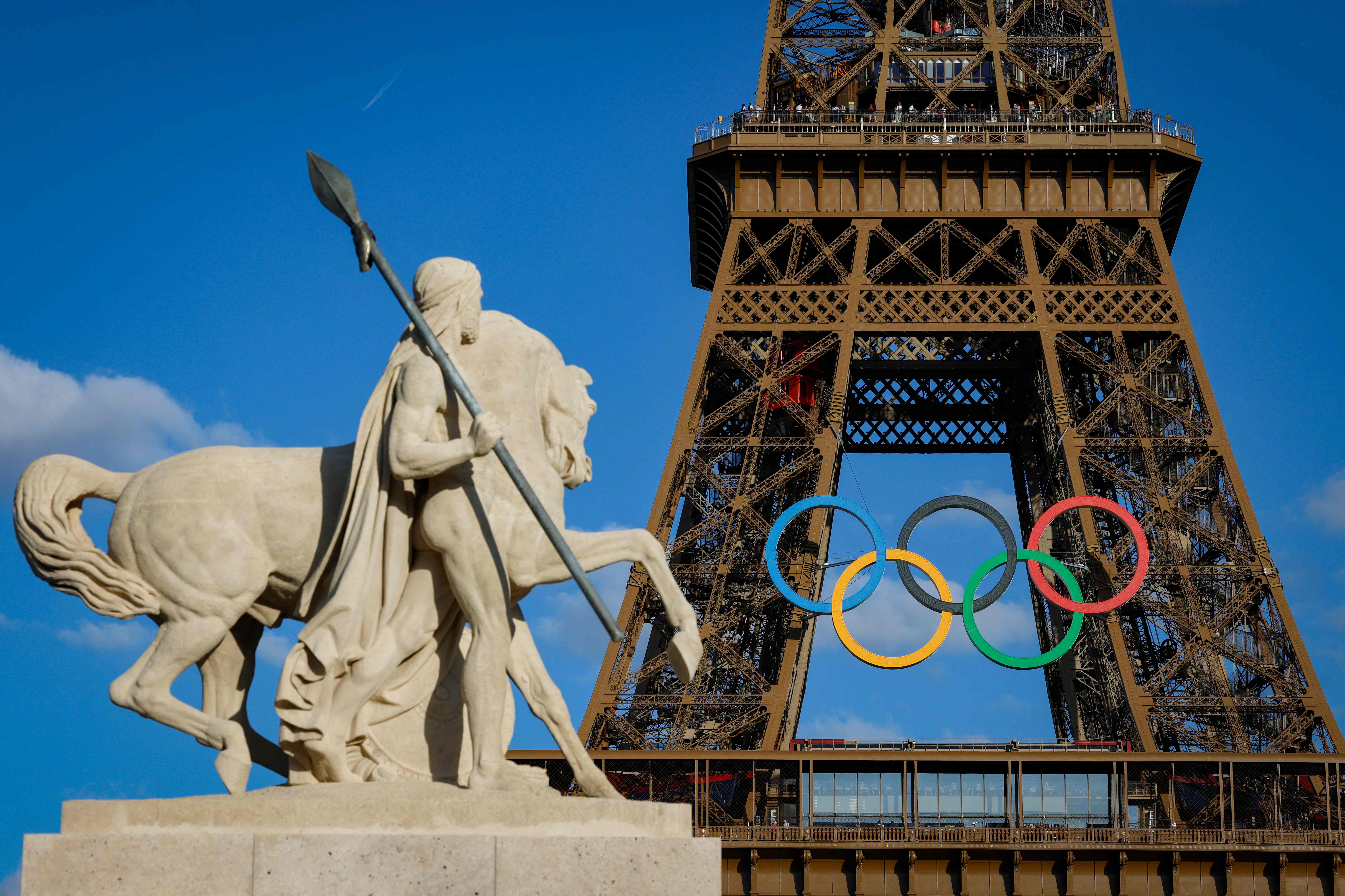 Los anillos olímpicos en la Torre Eiffel, París, Francia.