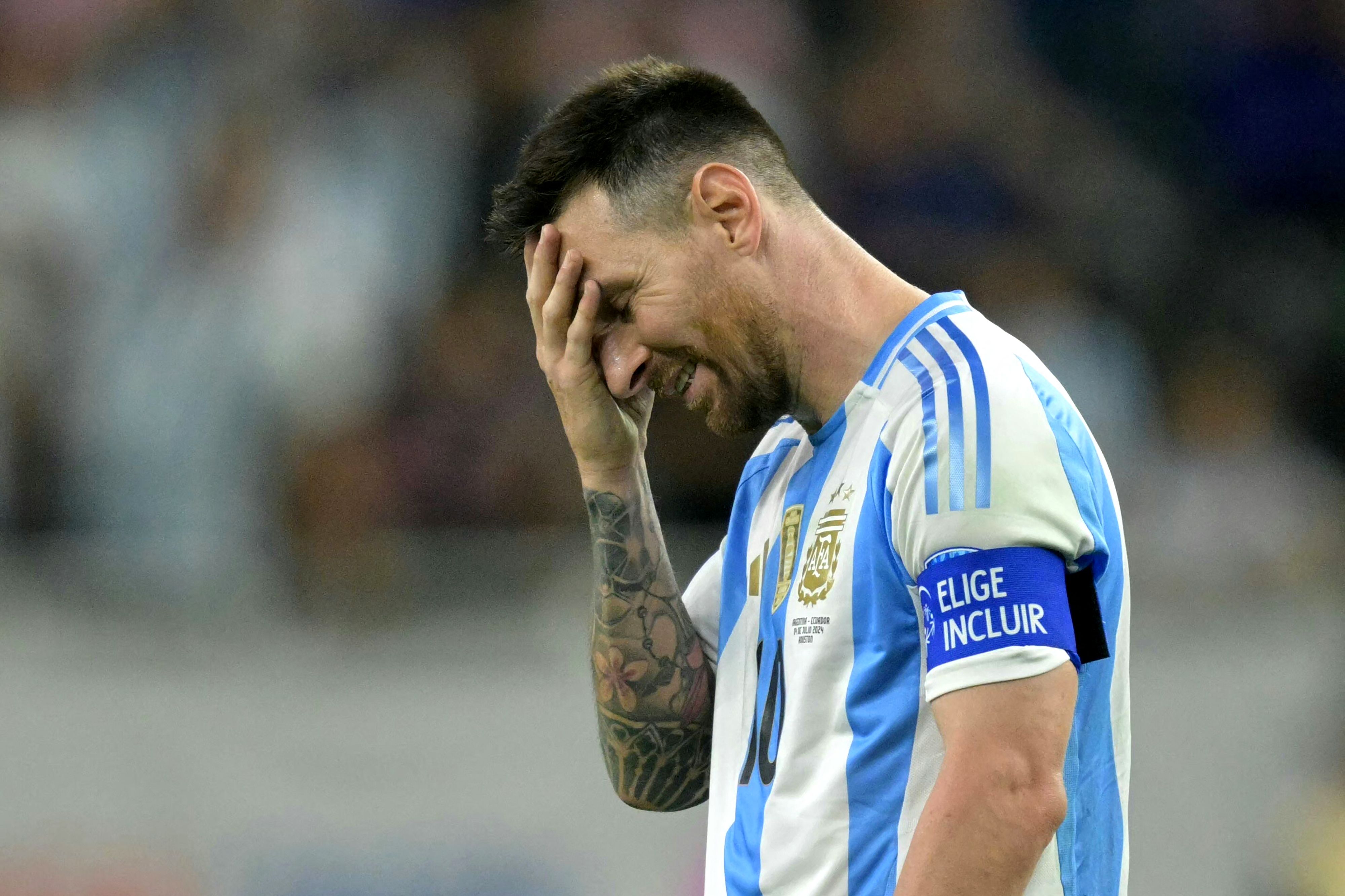 Messi reacciona al fallo que tuvo contra Ecuador en la tanda de penales.