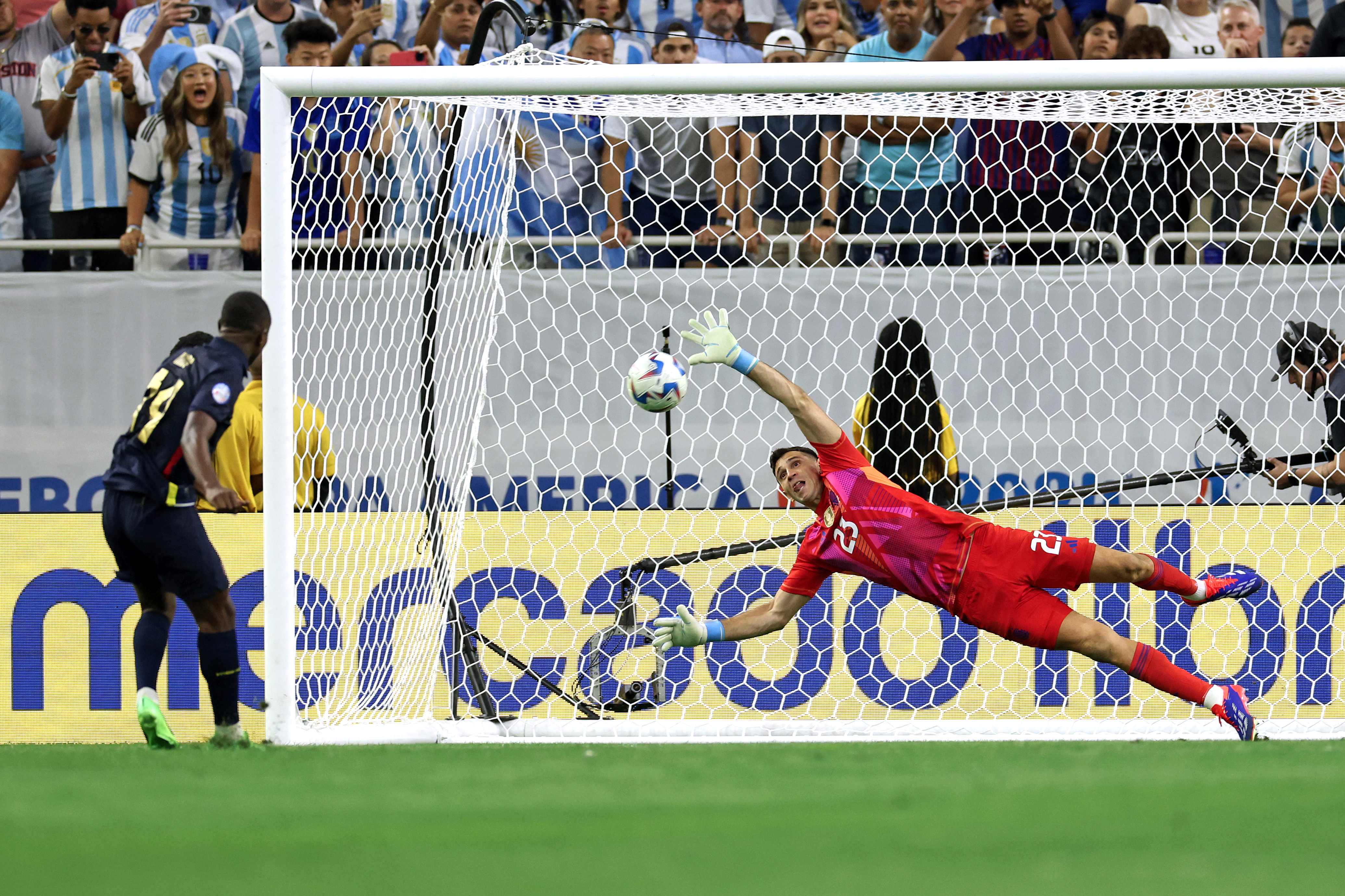 Emiliano Martínez atajando el segundo penal a Ecuador (Alan Minda) en la tanda en la que lograrían ganar y pasar a semifinales.'