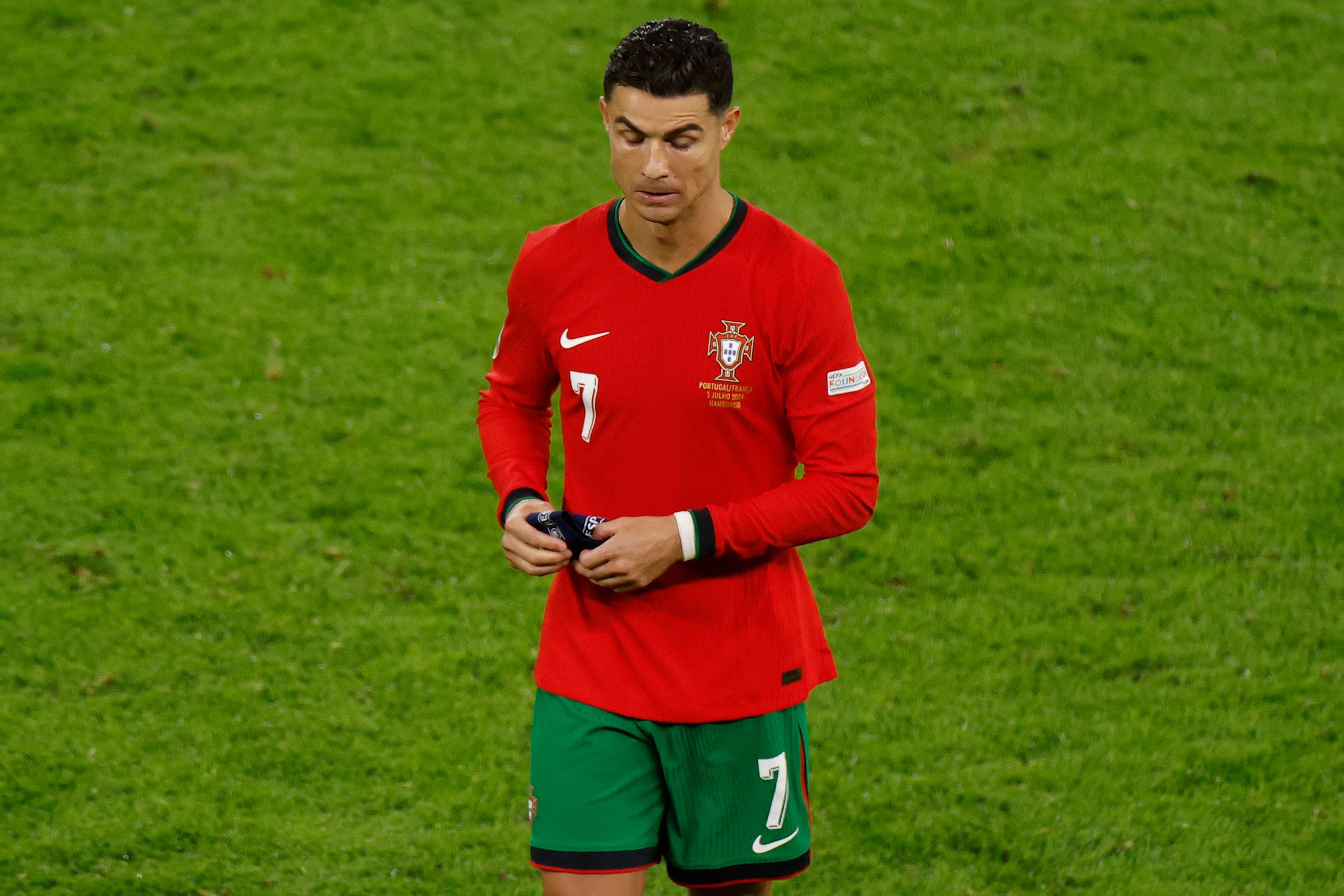 Cristiano Ronaldo se retira del estadio de Hamburgo al borde las lágrimas.