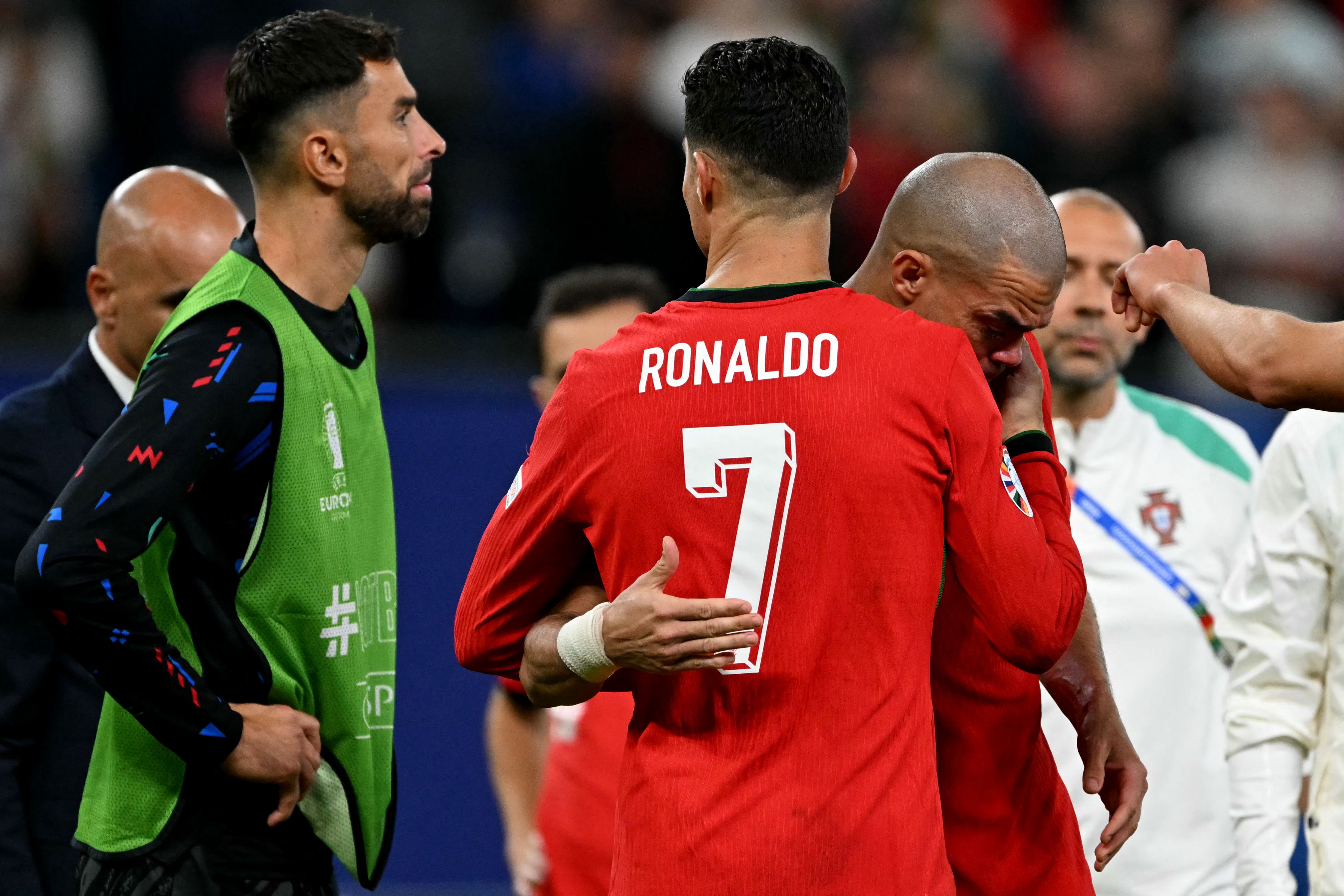 Cristiano Ronaldo consuela a Pepe en el post partido.