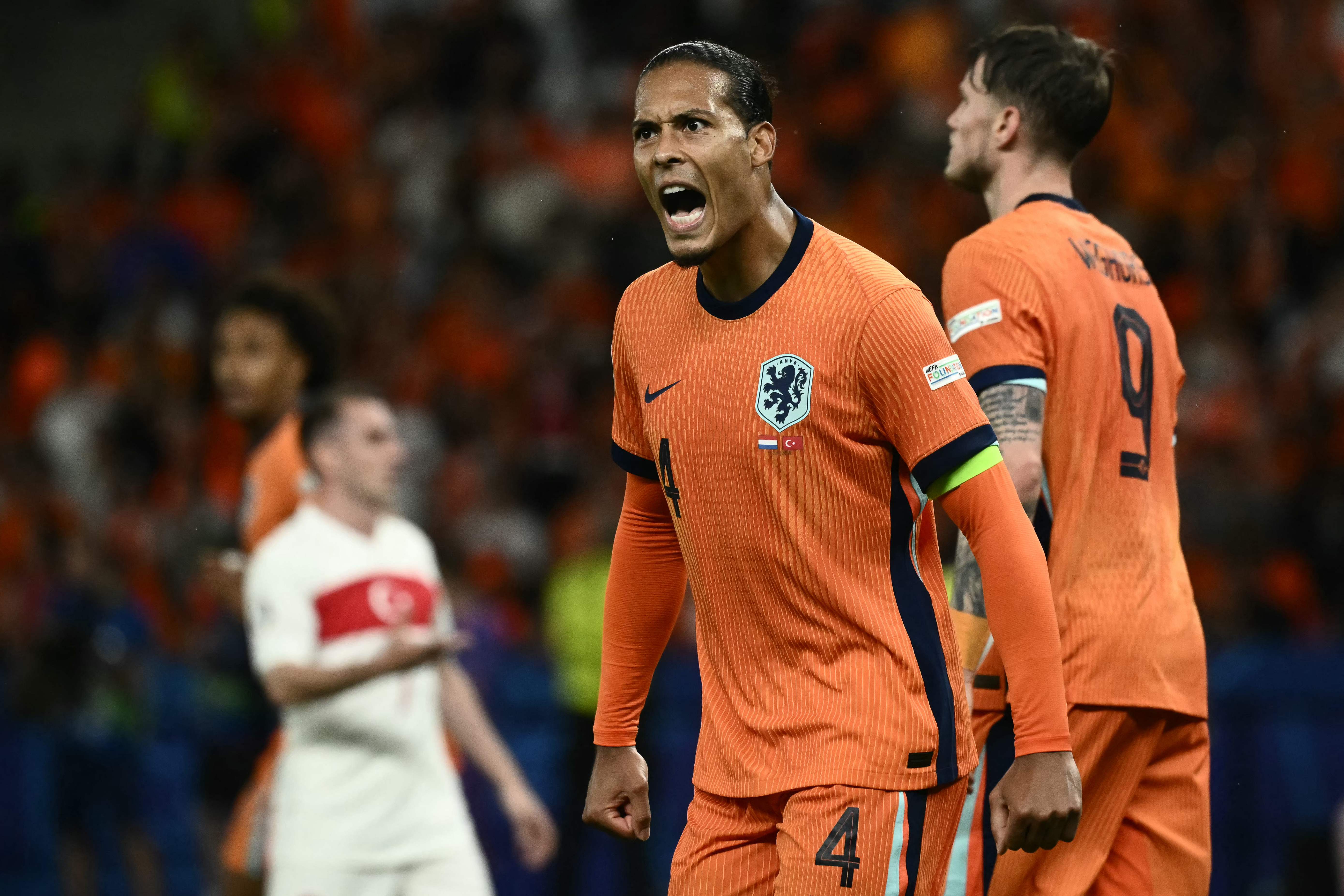 Virgil Van Dijk celebrando la remontada lograda ante Turquía.