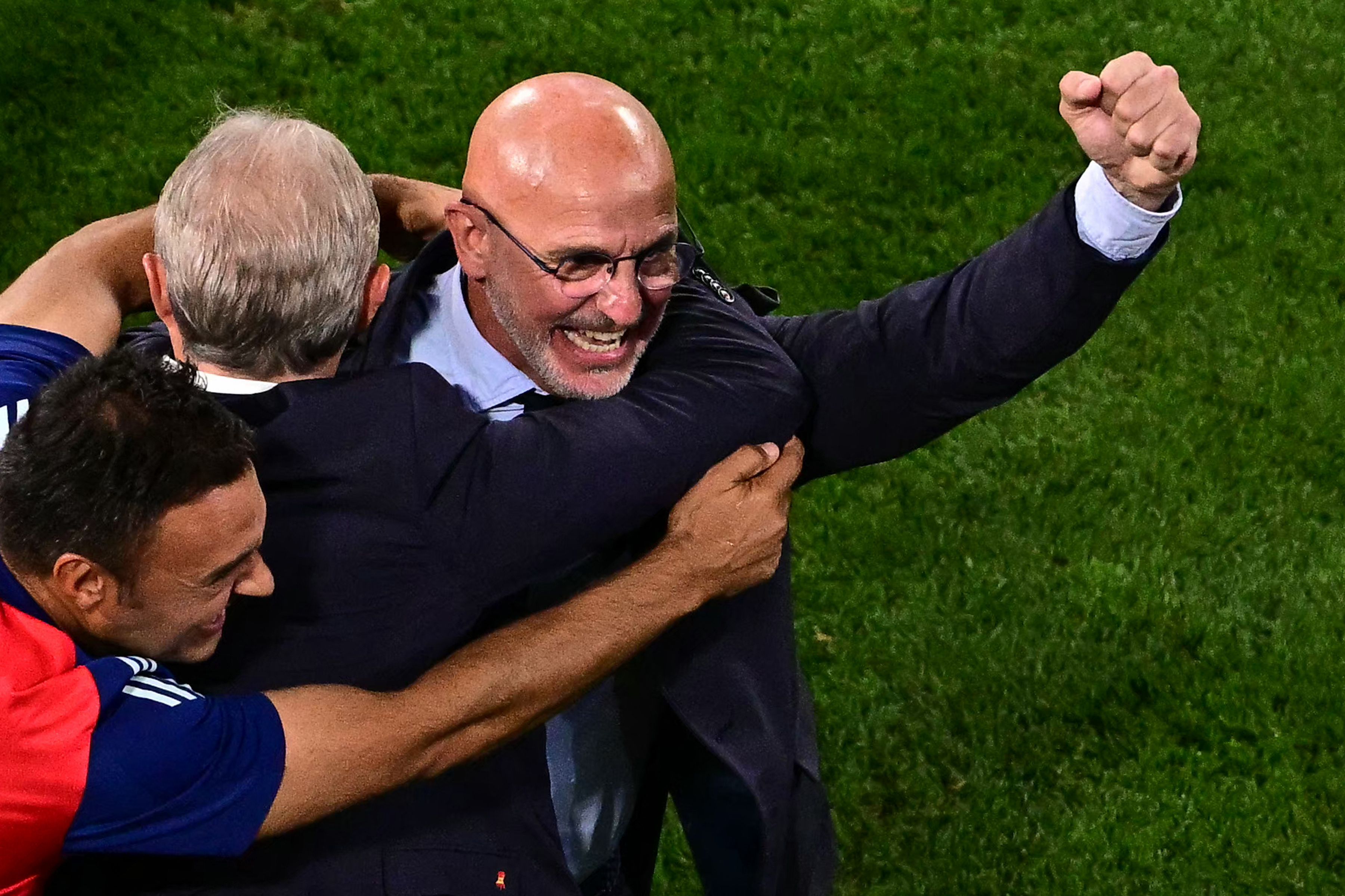 Luis De La Fuente, entrenador de España, celebrando el pase a la final luego de haber vencido a Francia.'