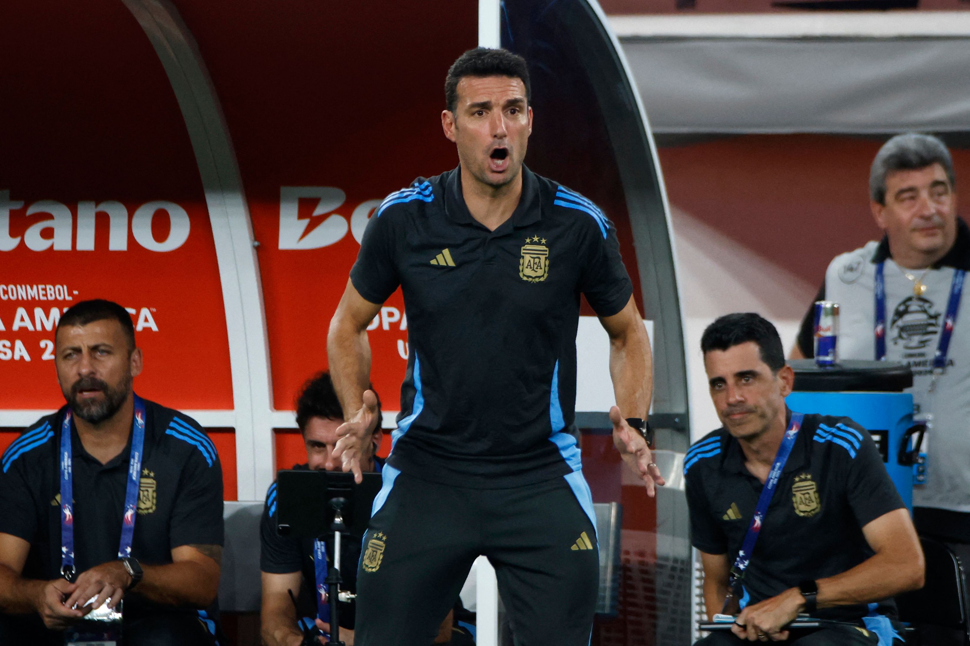 Lionel Scaloni mostrándose intenso con sus jugadores en los últimos minutos ante Canadá en las semifinales.'