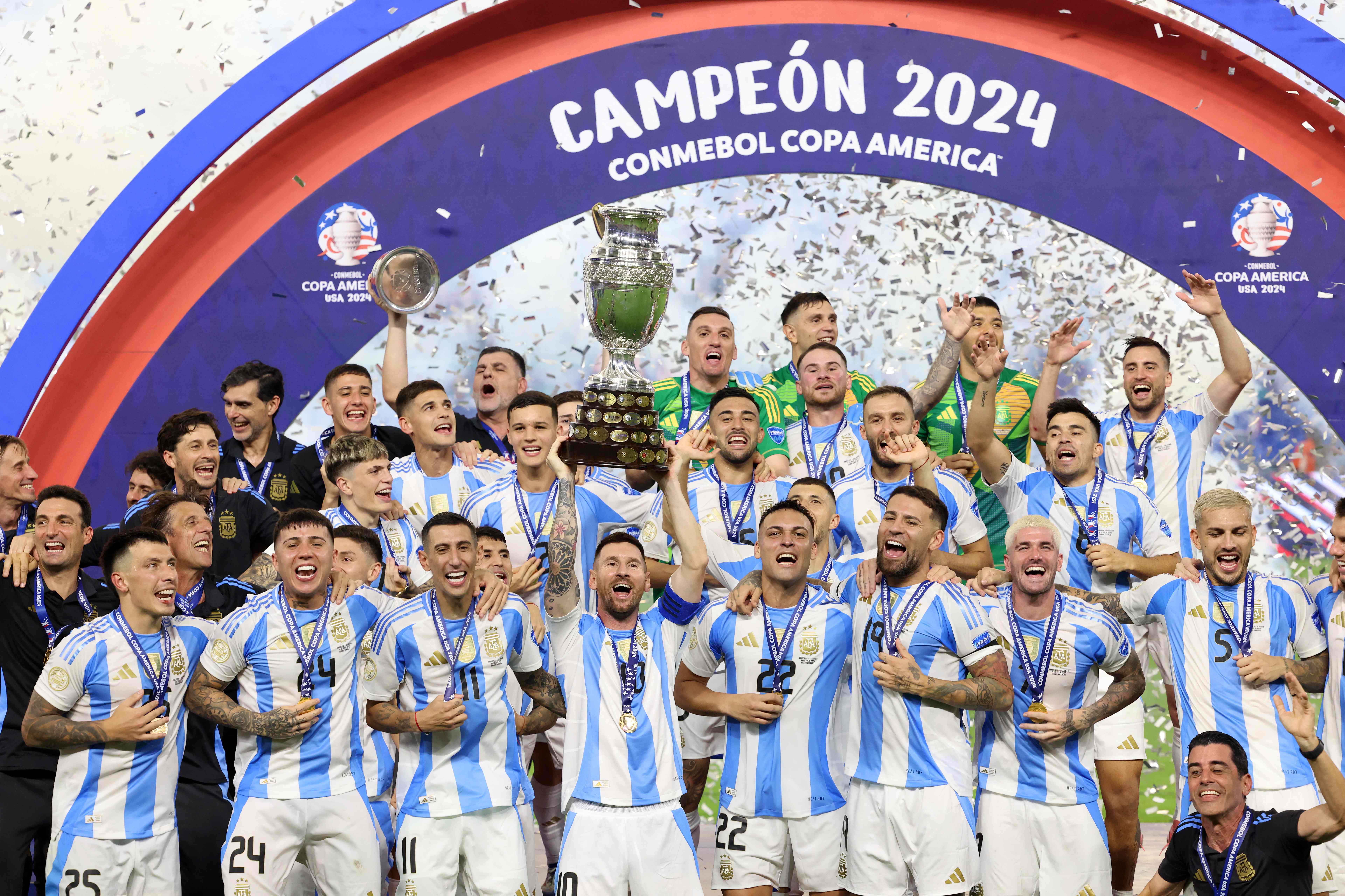 Lionel Messi levantando el título de la Copa América junto a su equipo.