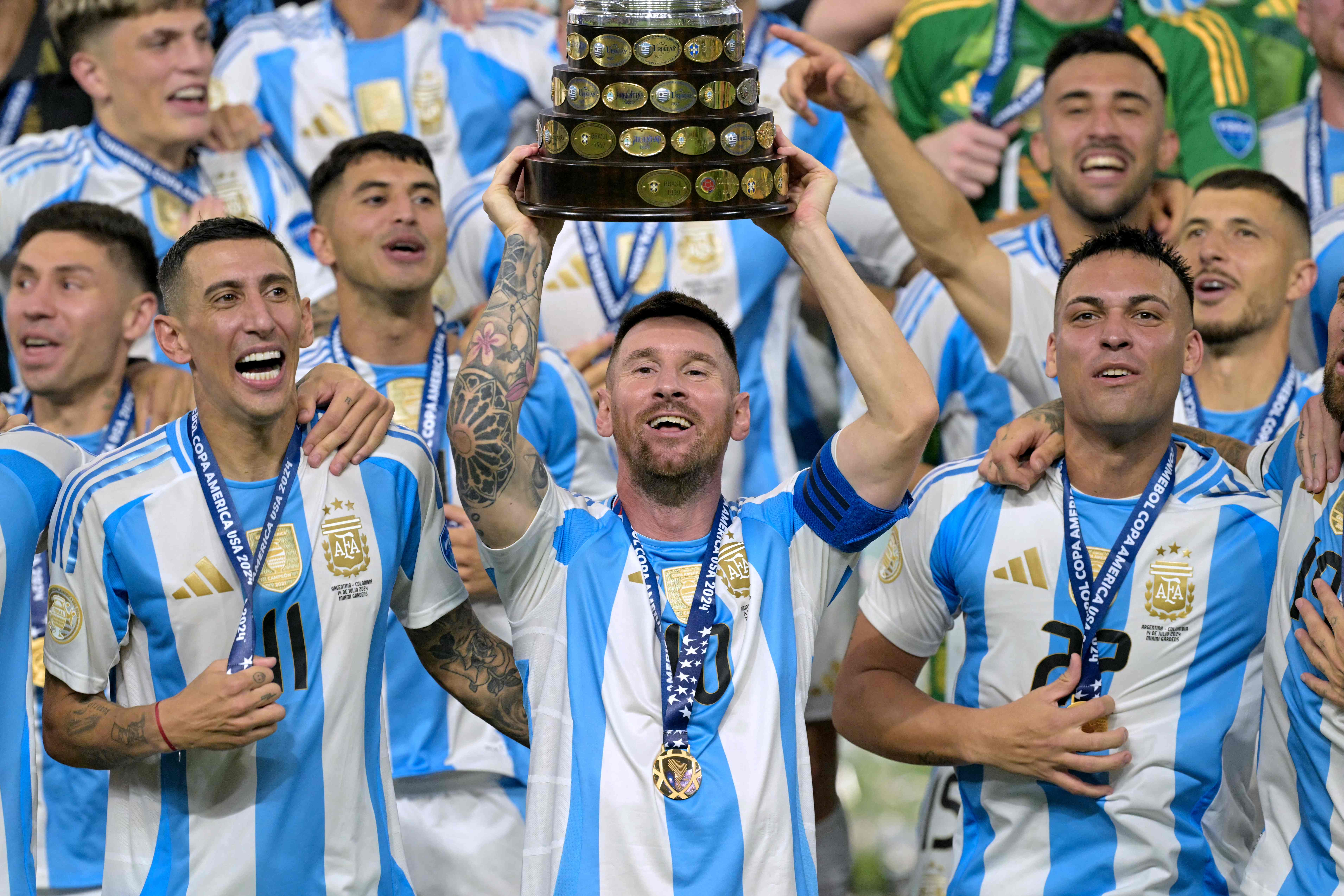 Lionel Messi como capitán levantando la Copa América.