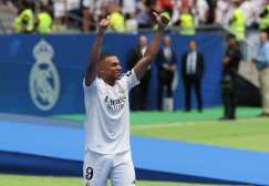 El delantero gesticula mientras está en su presentación como jugador del Real Madrid.