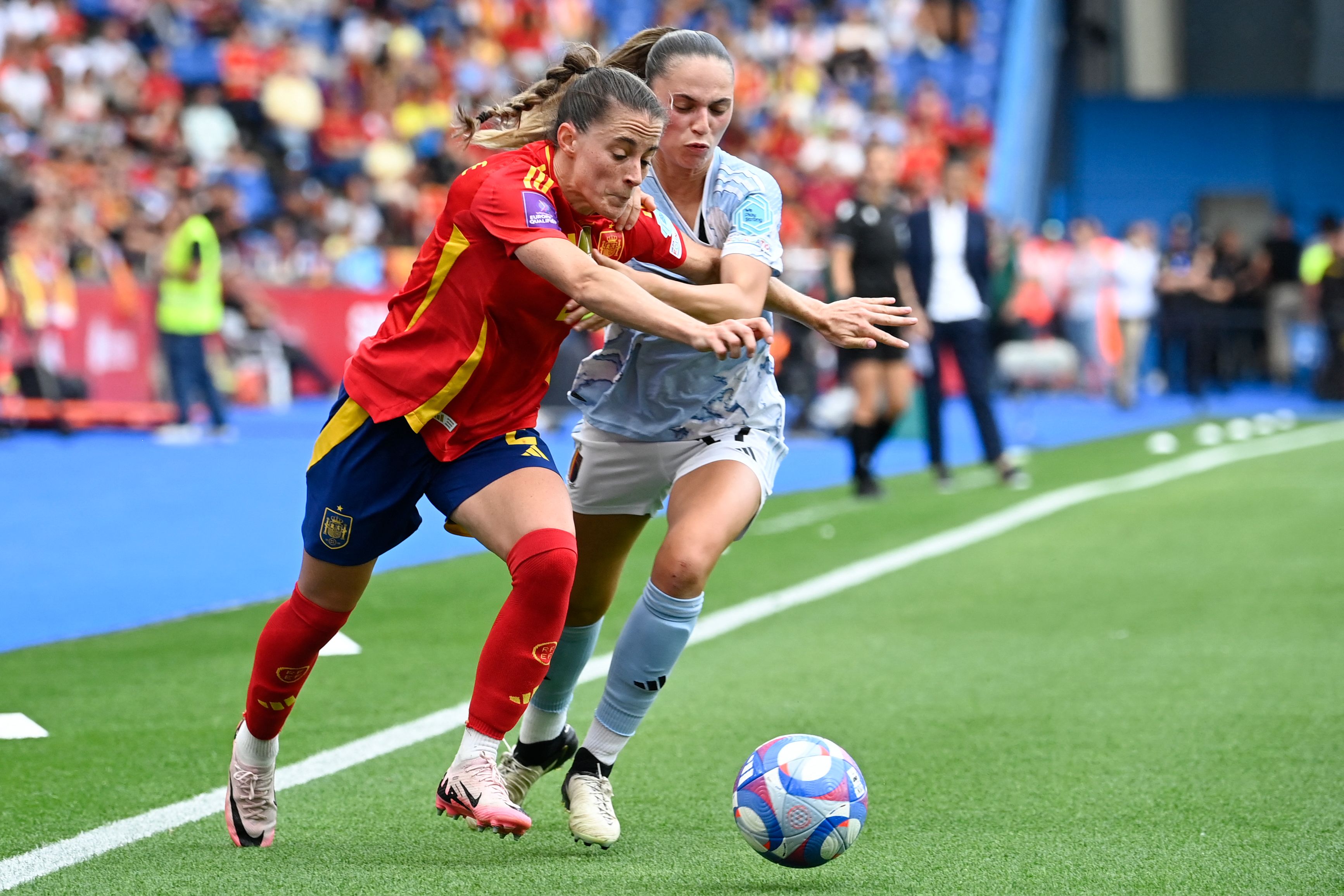 Spain's defender #02 Ona Batlle (L) fights for the ball with Belgium's forward #17 Jill Janssens (R) during the UEFA Women's Euro 2025 Qualifying football match between Spain and Belgium at the Riazor stadium in Coruna, northern Spain, on July 16, 2024. (Photo by MIGUEL RIOPA / AFP)