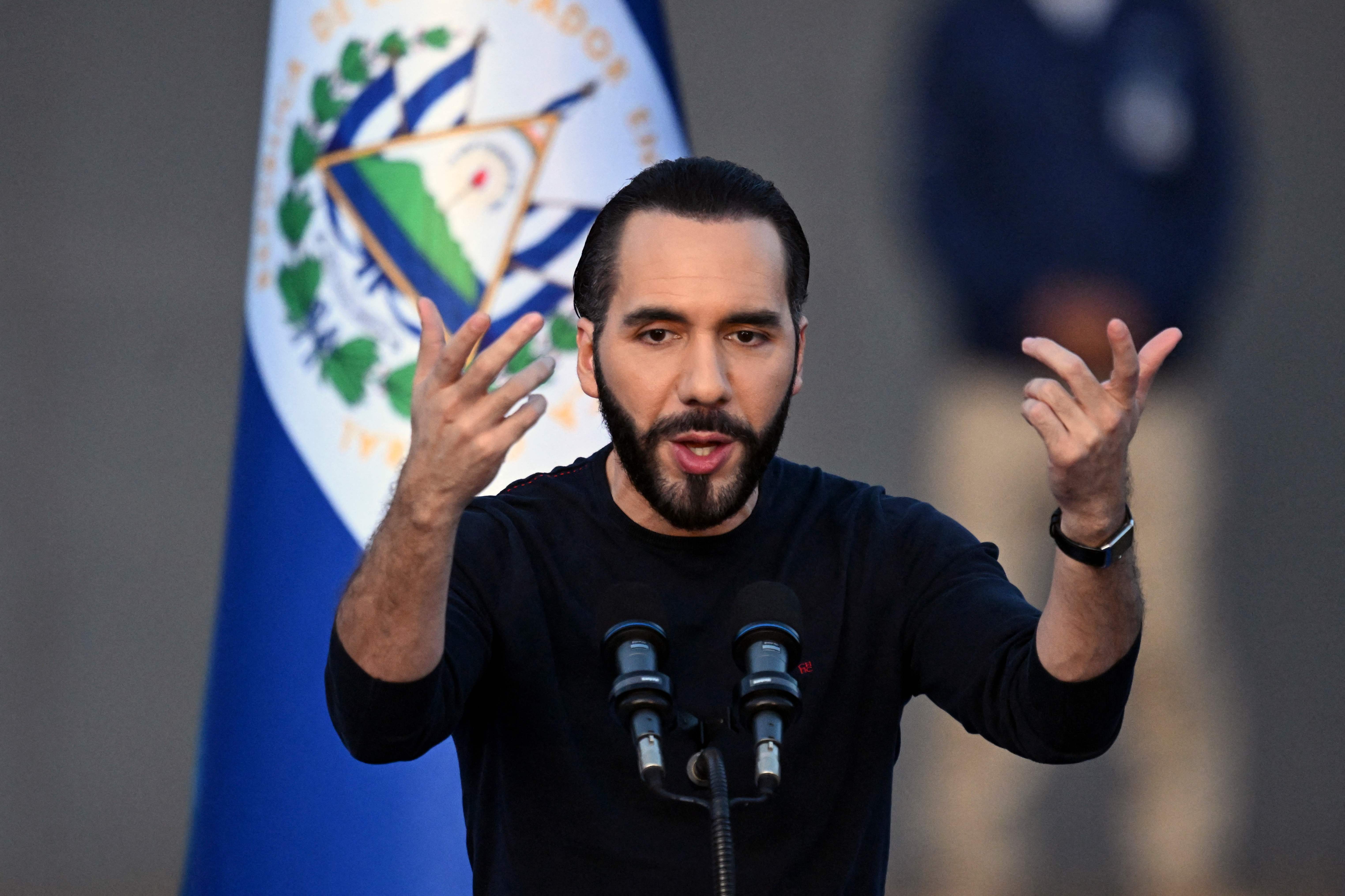 El presidente Nayib Bukele ratificó este martes la ley que suspende por diez años los aranceles de casi 100 productos ante al alza de precio de los alimentos en El Salvador. (Foto Prensa Libre: Marvin RECINOS / AFP)