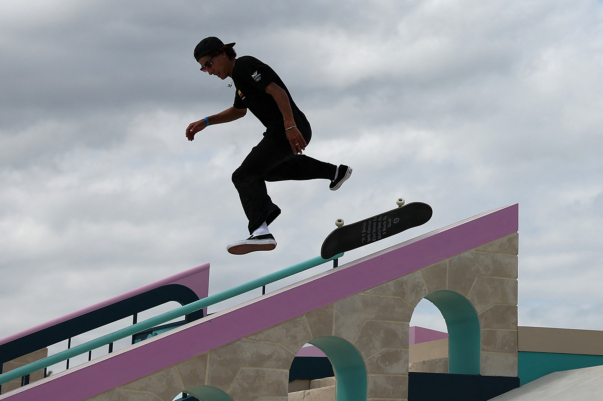 Un skateboarder practica en París antes los Juegos Olímpicos 2024.