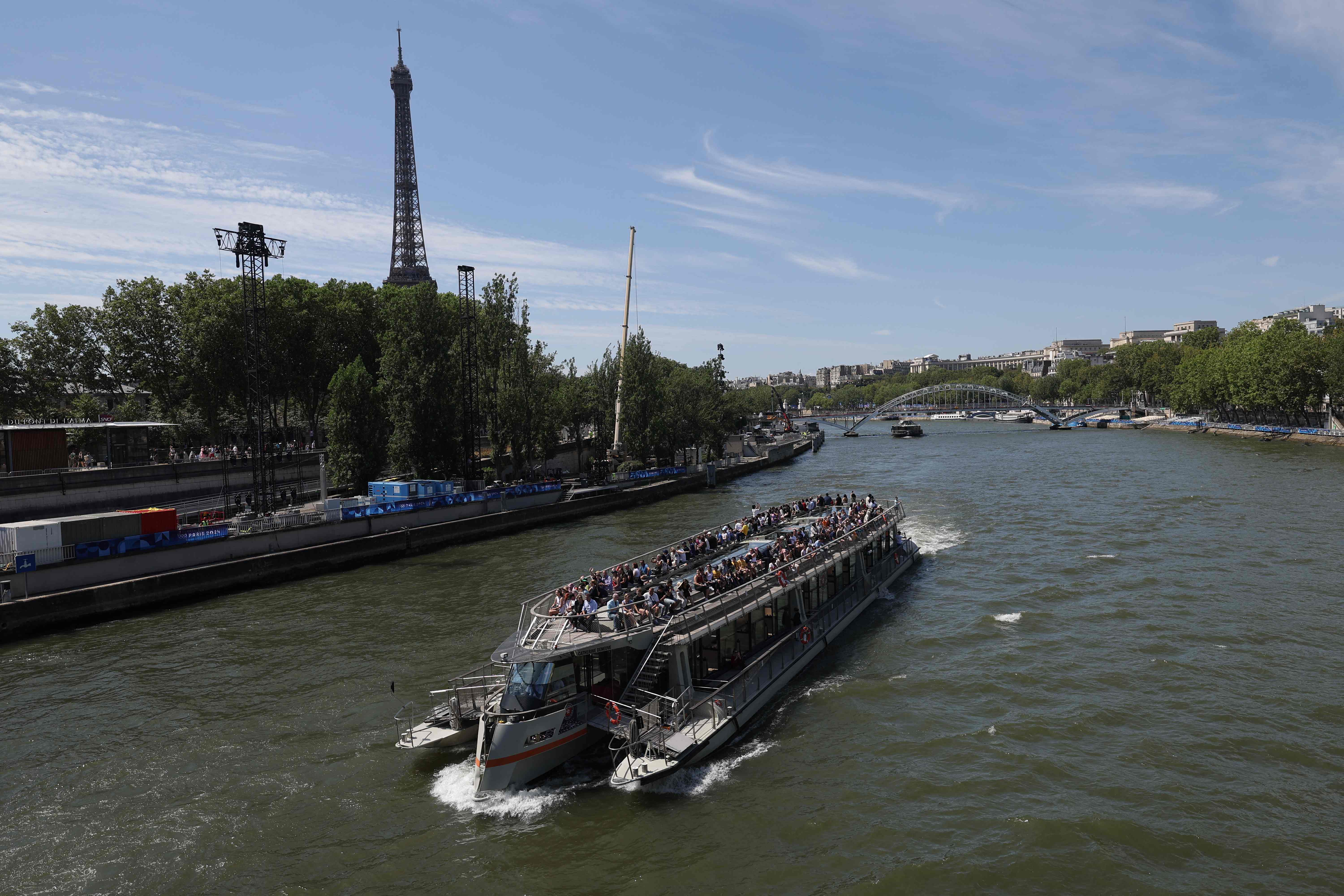 El río Sena con la Torre Eiffel de fondo, después de que suspender el entrenamiento de triatlón de los Juegos Olímpicos de París.