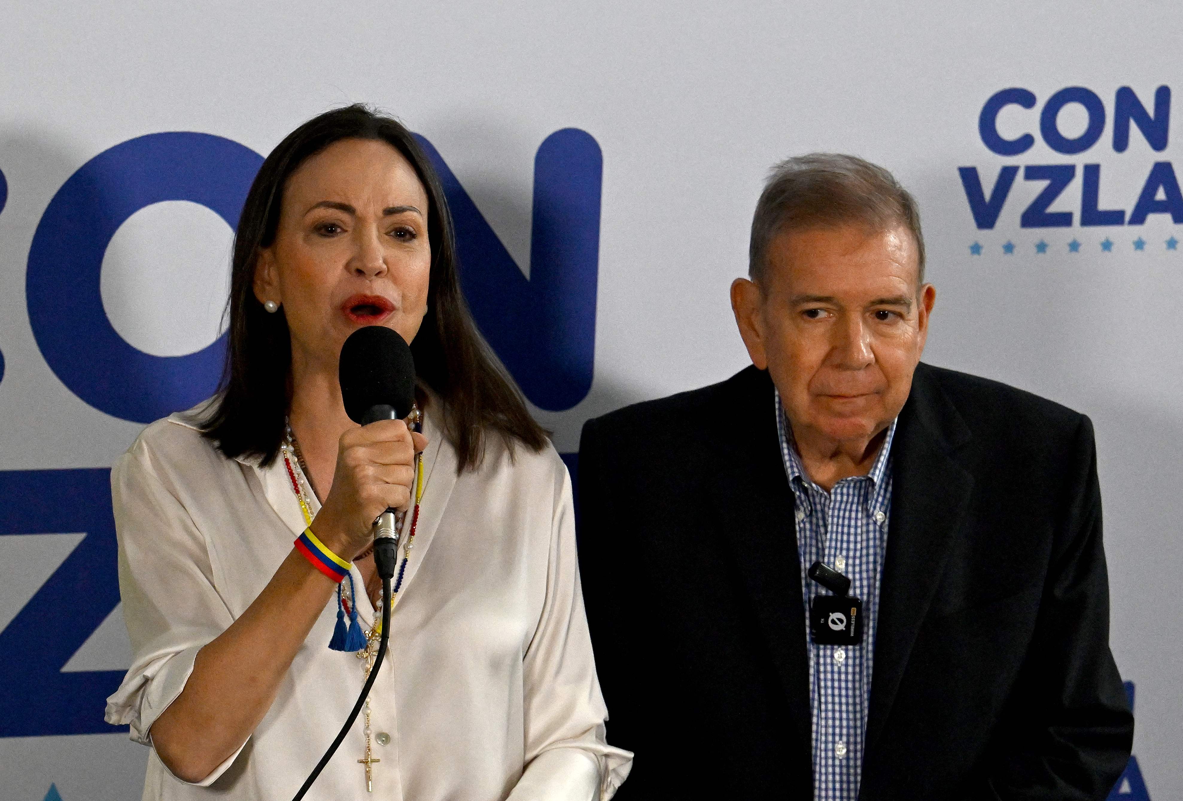 La líder opositora venezolana María Corina Machado habla con los medios, acompañada por el candidato presidencial opositor Edmundo González Urrutia, en Caracas, el 29 de julio de 2024. (Foto Prensa Libre: JUAN BARRETO / AFP)