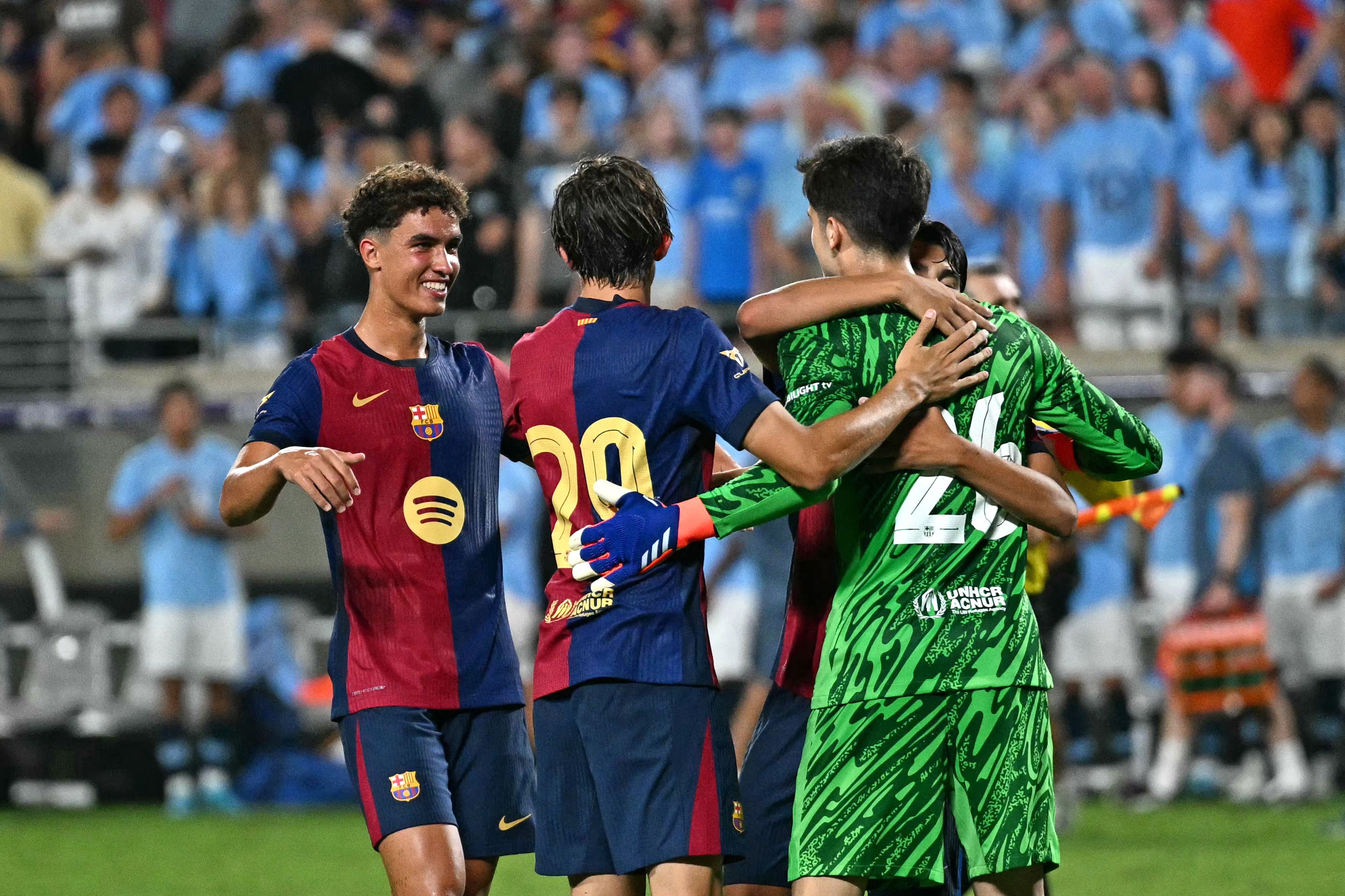 El portero español del Barcelona, ​​Ander Astralaga, celebra con sus compañeros la victoria de su equipo tras la tanda de penaltis en el partido entre el FC Barcelona y el Manchester City.