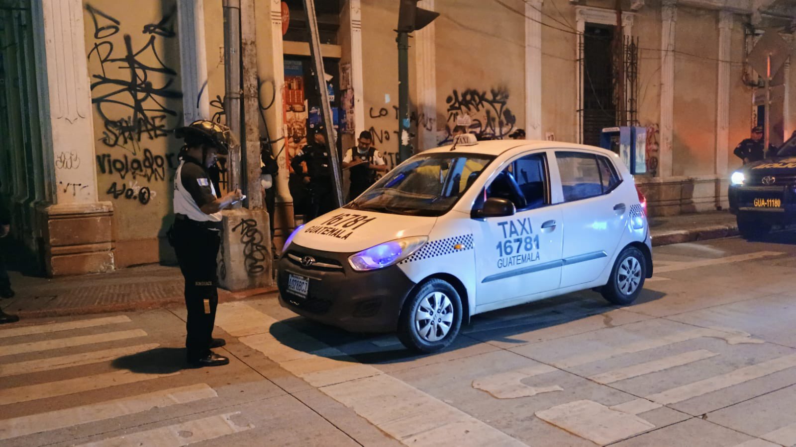 Un taxi en el que viajaban tres agentes de la PNC fue atacado a balazos la noche del miércoles 3 de julio. (Foto Prensa Libre: Bomberos Voluntarios)