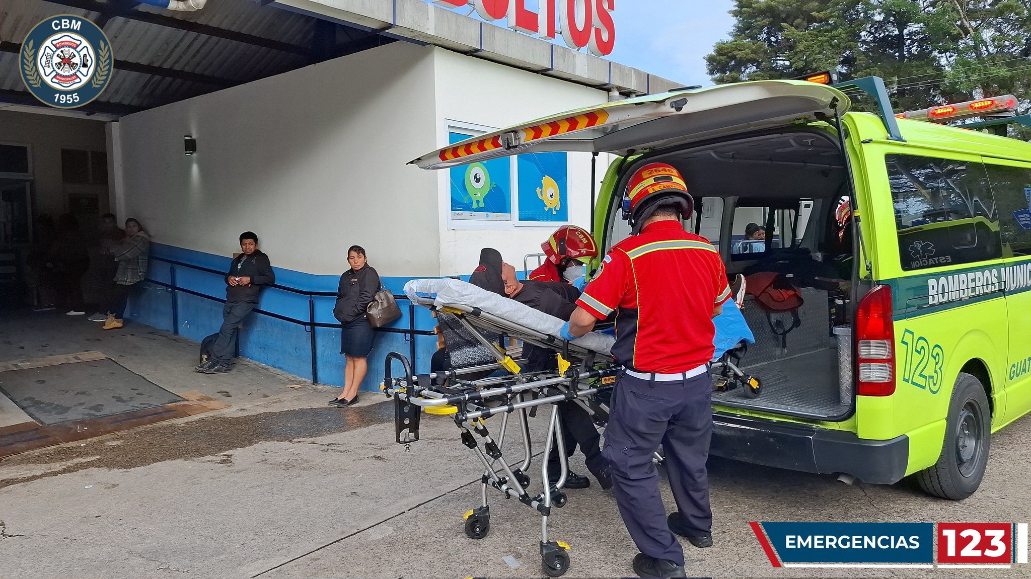 Un hombre de 56 años es trasladado al Hospital Roosevelt por heridas de bala. (Foto Prensa Libre: Bomberos Municipales)