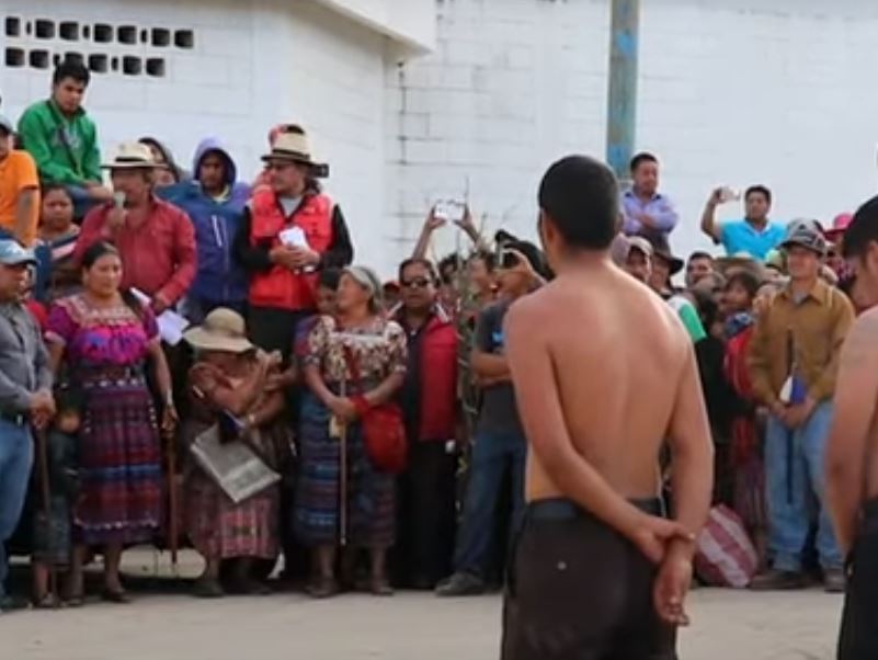 Azotan a supuestos delincuentes en Santa Cruz del Quiché