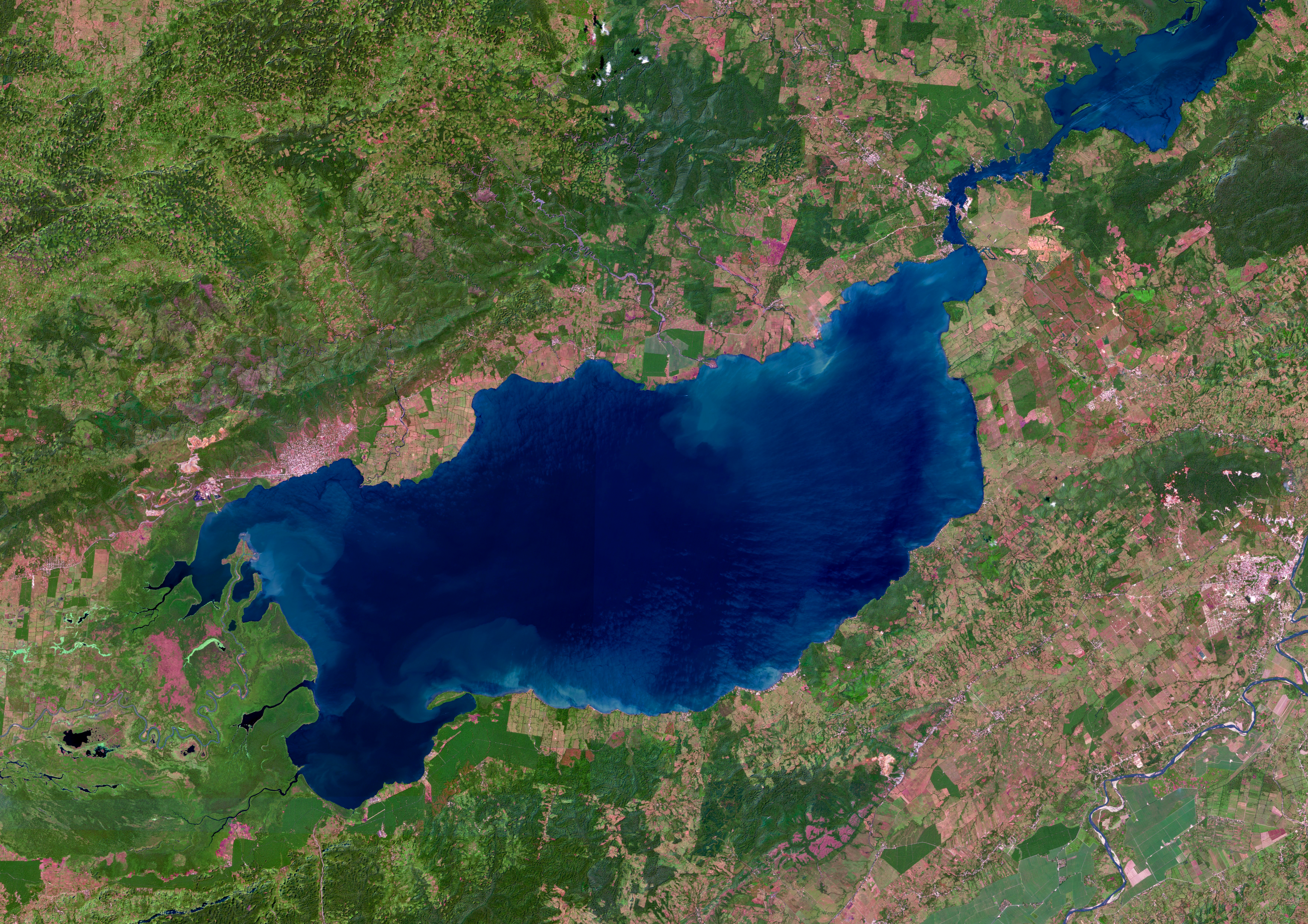 Los tres hombres estaban perdidos en el lago de Izabal y fueron rescatados por elementos de la marina.(Foto Prensa Libre: Cortesía, oficina de soporte EUSSO/Copernicus).