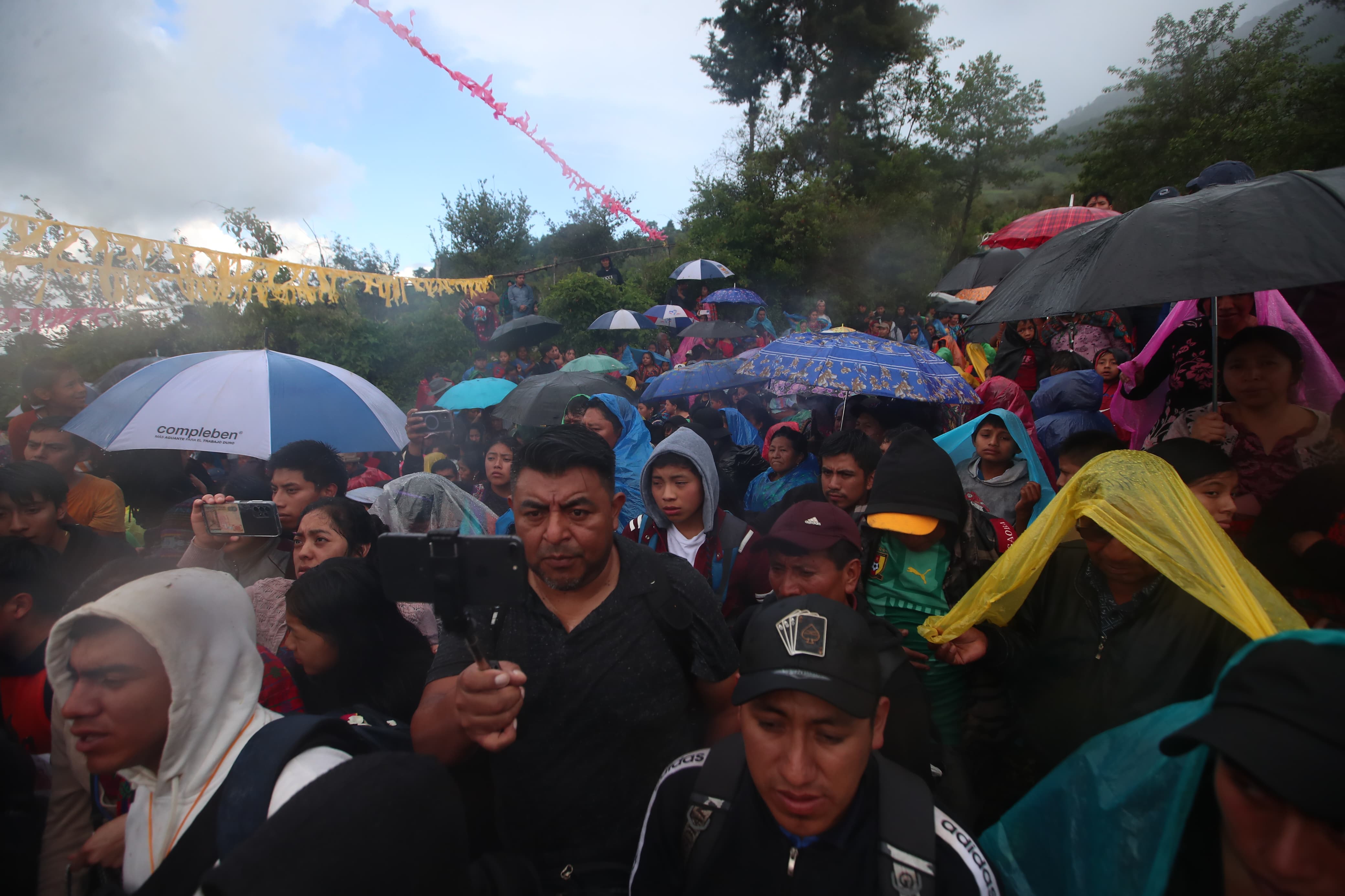 Cristo de las alturas desciende del volcán de Agua