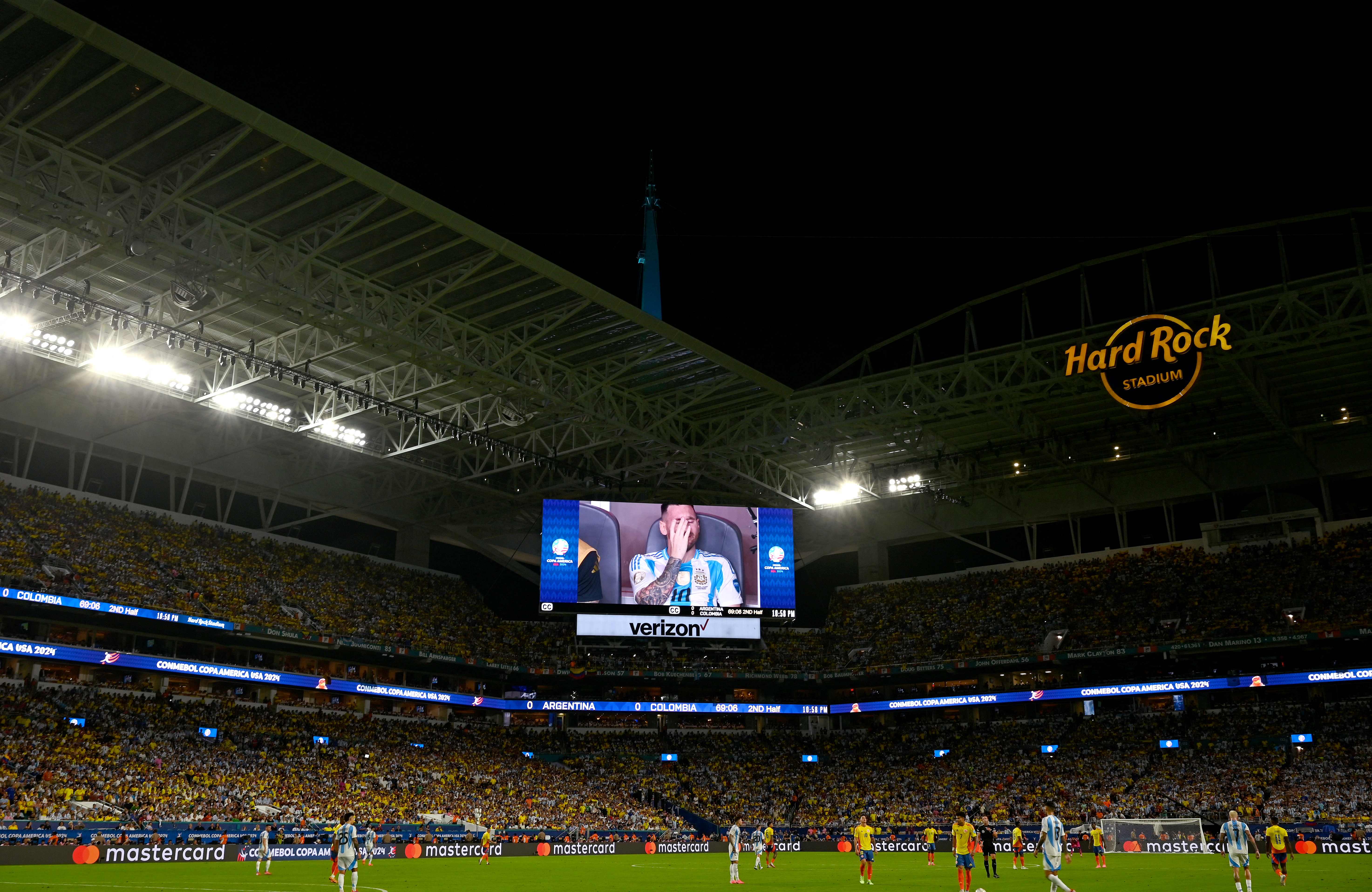 Lionel Messi hace un gesto de dolor en una pantalla durante el partido de fútbol final del torneo Conmebol 2024 Copa América entre Argentina y Colombia en el Hard Rock Stadium, en Miami, Florida, el 14 de julio de 2024. (Foto Prensa Libre: Chandan Khanna / AFP)