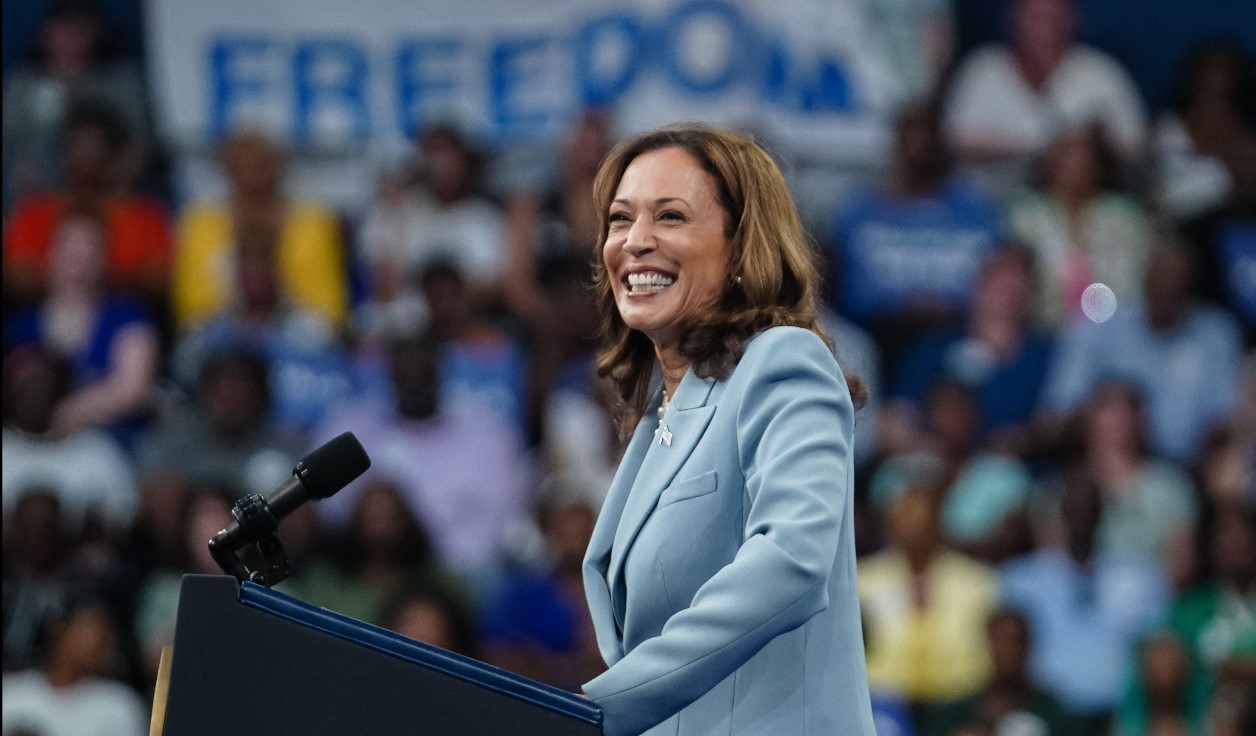 Kamala Harris afronta una serie creciente de ataques racistas y campañas falsas por internet. (Foto Prensa Libre: AFP)