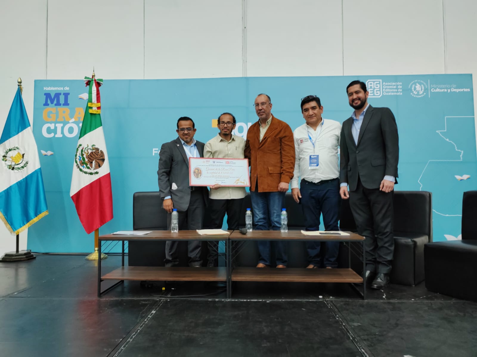 Geovani de la Rosa Peña (segundo de izquierda a derecha) junto a las autoridades del Premio de Poesía Luis Cardoza y Aragón. (Foto Prensa Libre: Alejandro Ortiz López)