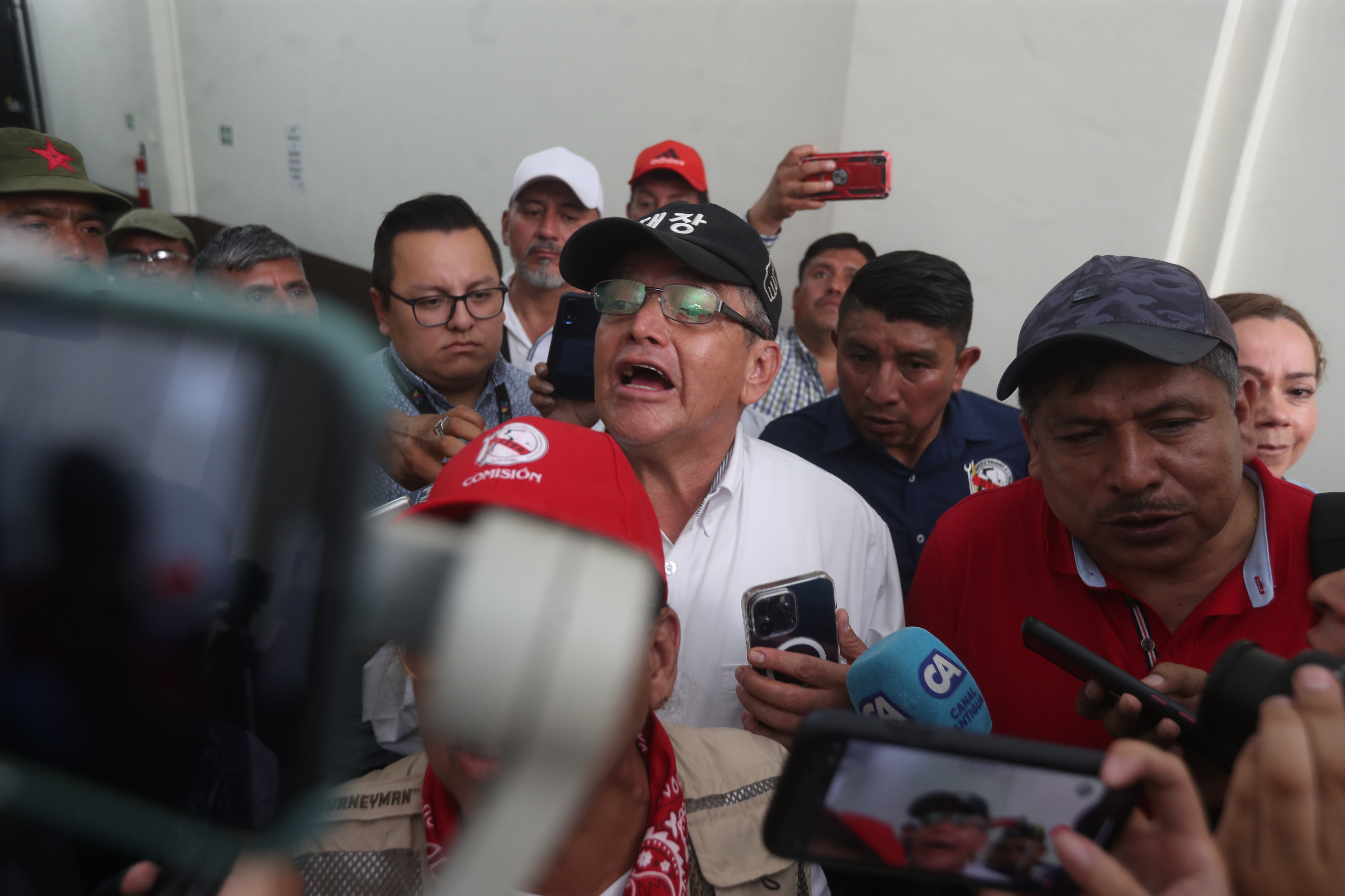 Joviel Acevedo, secretario general del sindicato de maestros, llegan al congreso de la Repblica donde les exige a los diputados que que dejen vigente el seguro medico de los alumnos de las escuelas de todo el pas 


Foto Prensa libre.Erick Avila:  02/05/2024