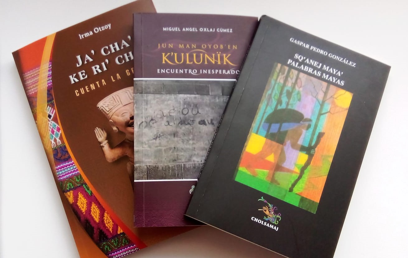 Dos libros en kaqchikel y uno en q'anjob'al son entre las más recientes publicaciones de la Editorial Cholsamaj. (Foto Prensa Libre: Cortesía Editorial Cholsamaj)