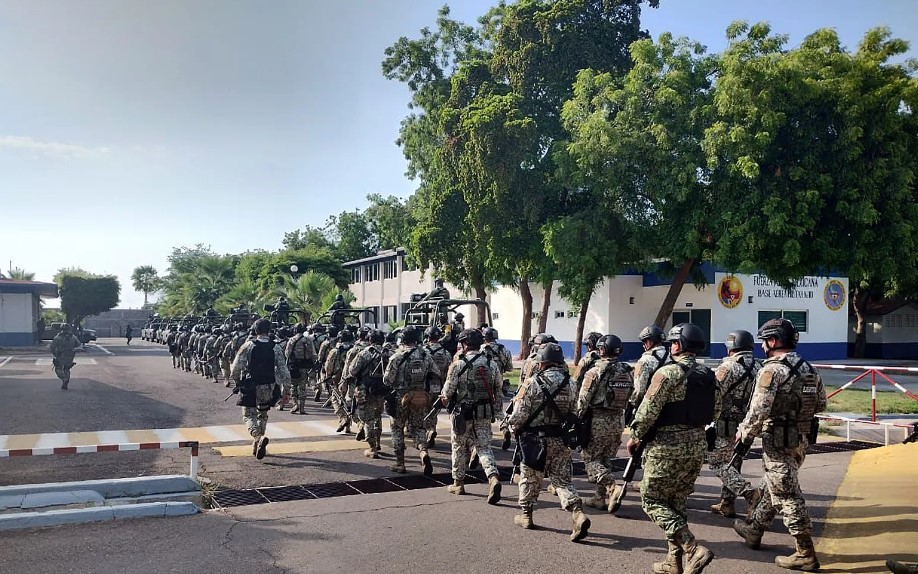 Fotografía cedida por la Secretaría de la Defensa Nacional (Sedena) de soldados mexicanos a su llegada al Aeropuerto Internacional de Culiacán este domingo, en el estado de Sinaloa. (Foto Prensa Libre: EFE)