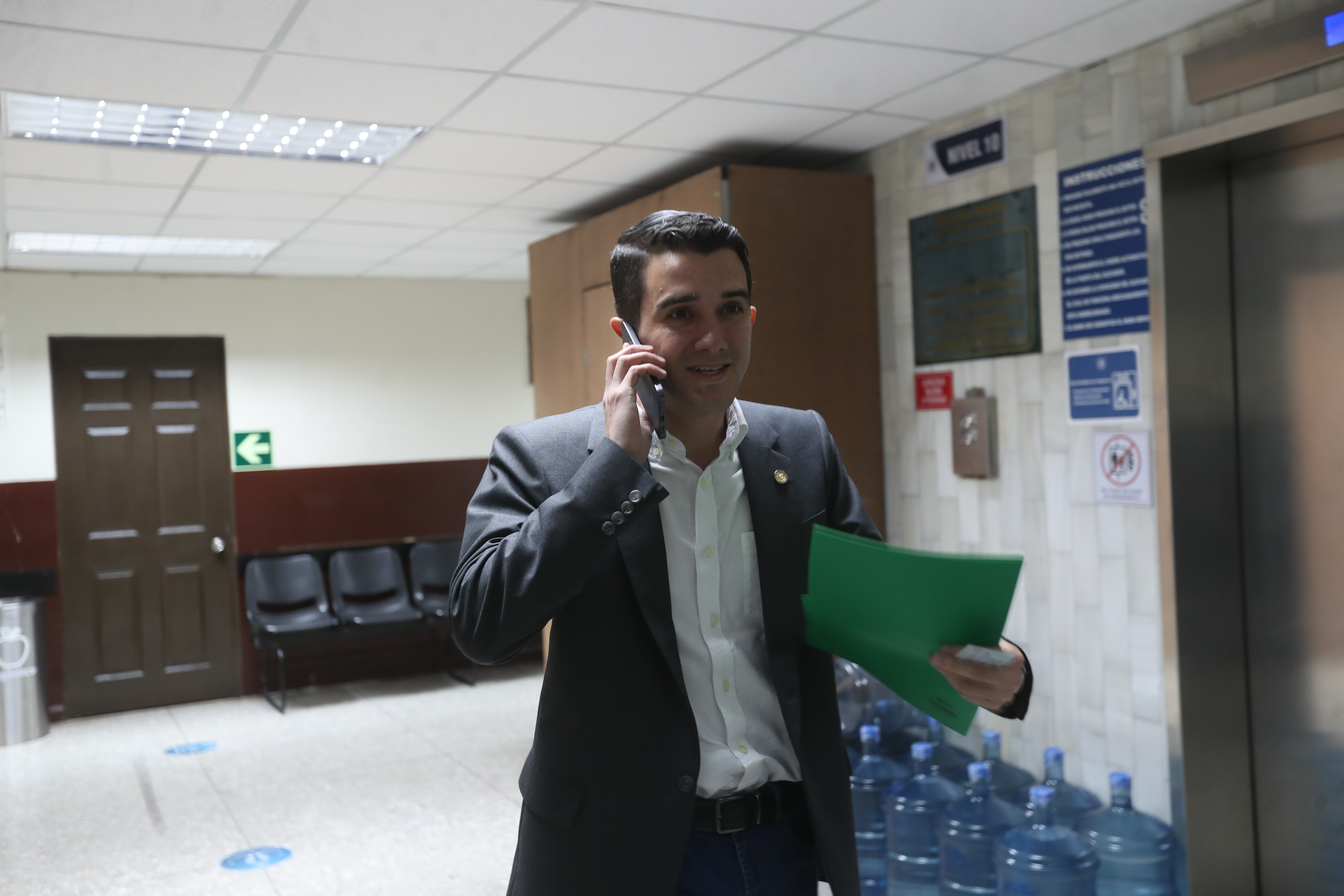 Diego Estuardo de Leon, gobernador deldepartamentode Guatemala lega al tribunal tercero de sentencia penal, Narcoactividad contra el ambiente se llevo audiencia a puerta cerrada    

Prensa Libre. Erick Avila   11/07/2024