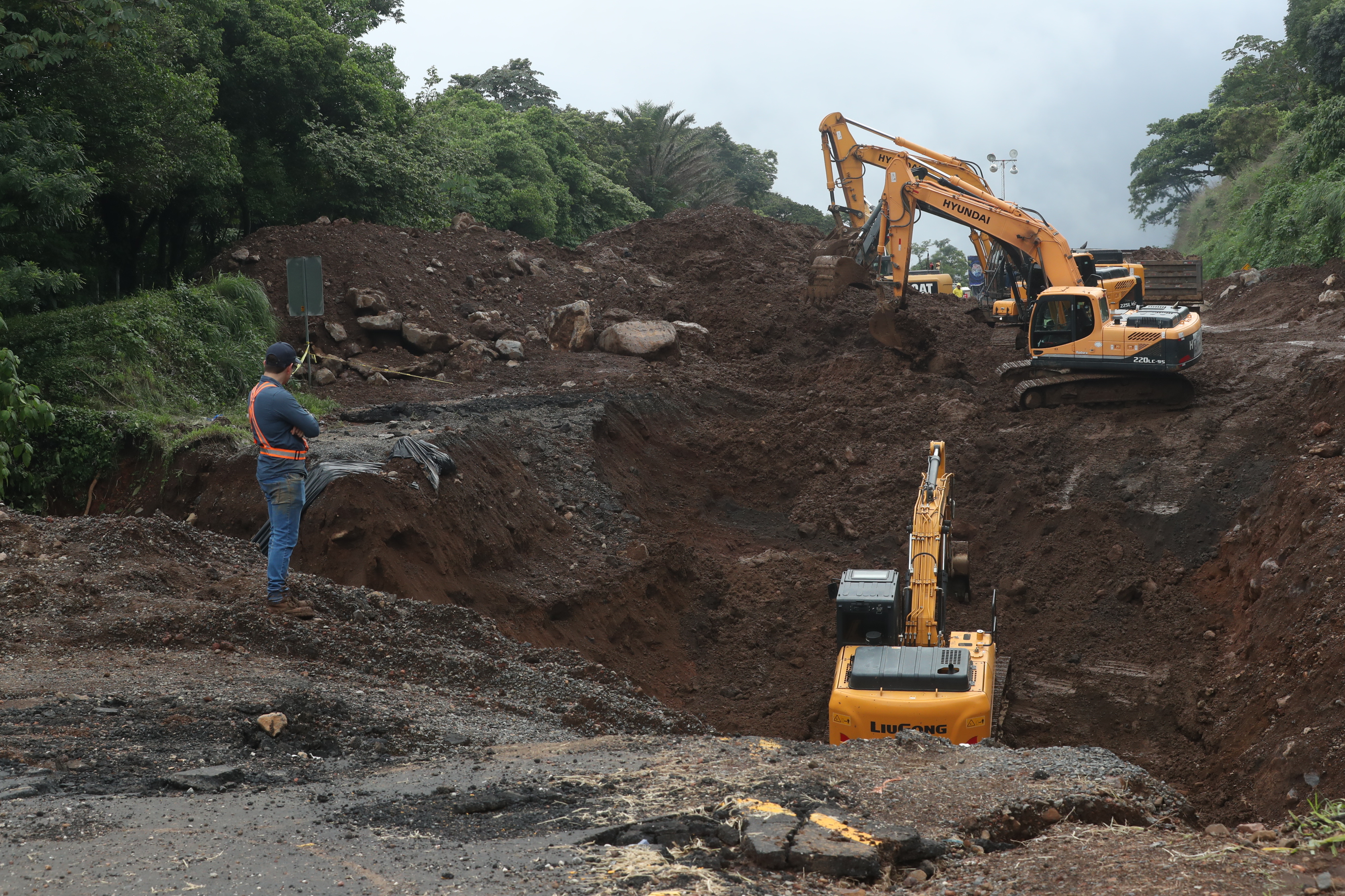 Varios tramos de carreteras en Guatemala han resultado afectados por hundimientos a causa de la lluvia. (Foto Prensa Libre: Esbin García)