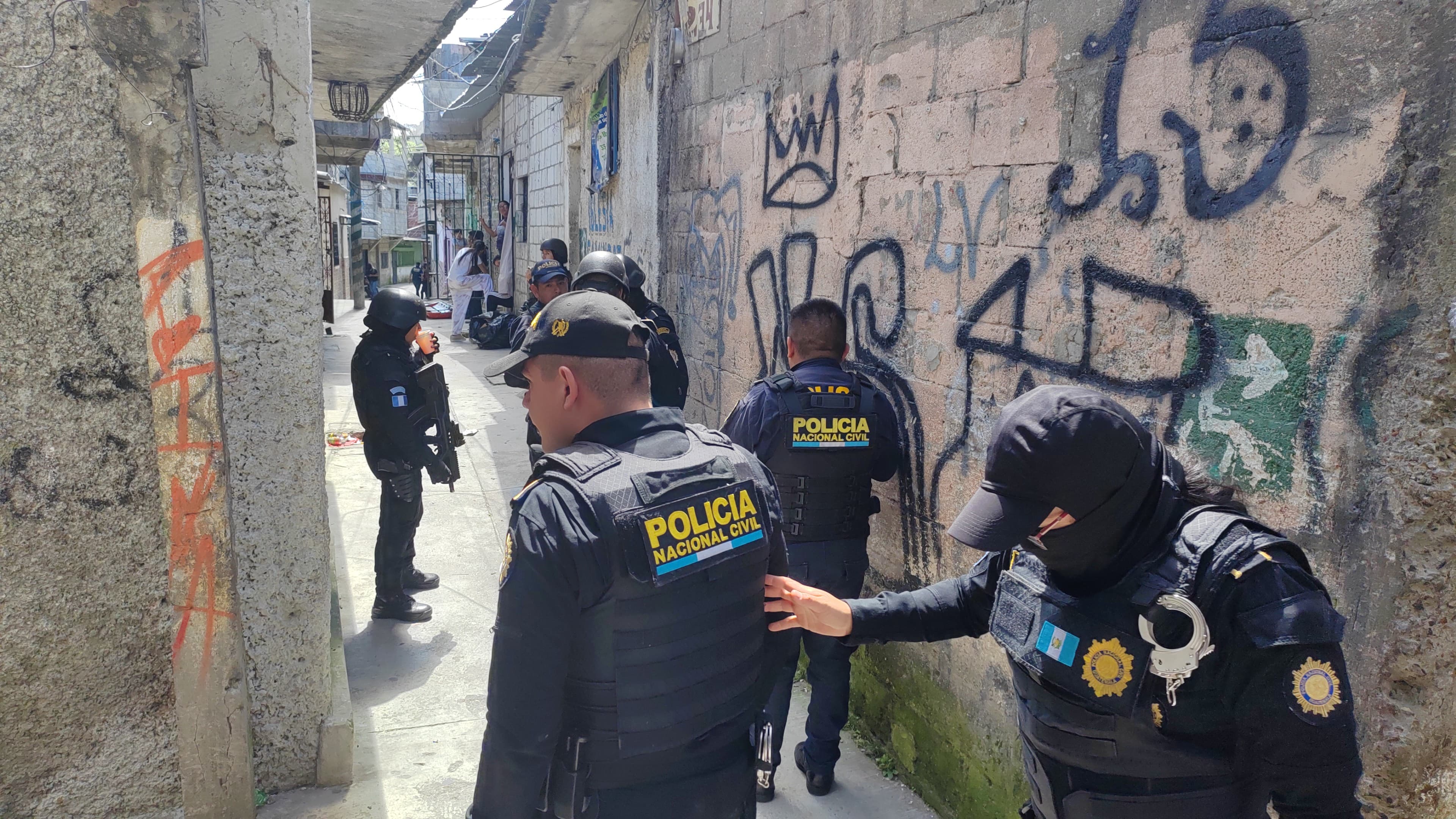 Operativos se desarrollaron en la colonia Lourdes II, zona 5 capitalina, luego de que pandilleros recibieron a balazos a agentes de la PNC. (Foto Prensa Libre: Ó. Vásquez)