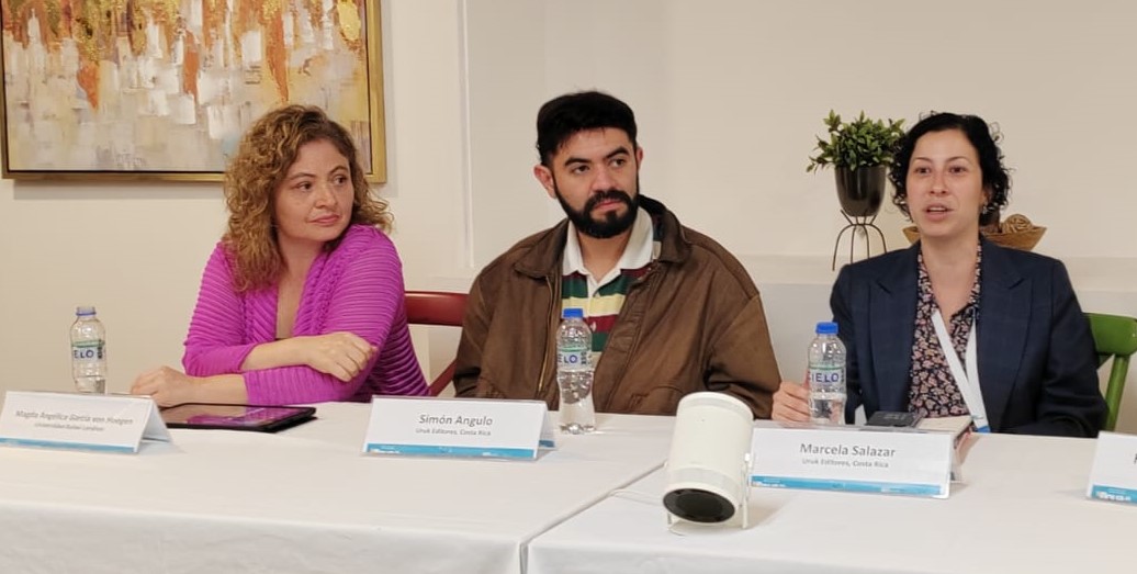 De izquierda a derecha: Magda Angélica Garcia von Hoegen, Simón Angulo y Marcela Núñez Salazar durante la sesión en Filgua 2024. (Foto Prensa Libre: Alejandro Ortiz López)