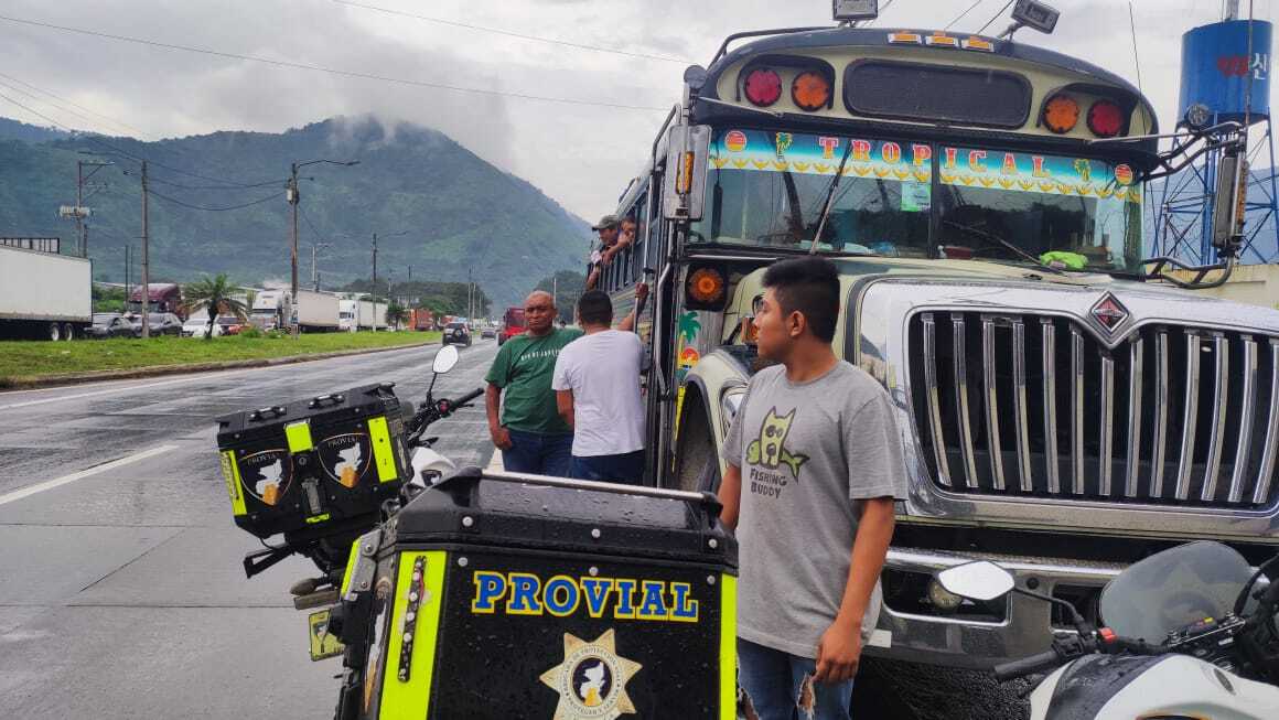 La Policía de Tránsito sanciona a piloto de transporte extraurbano que se conducía en contra de la vía en el kilómetro 37 de la ruta al Pacífico. (Foto Prensa Libre: Provial). 