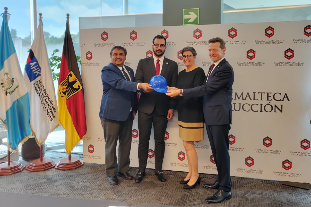 La presentación del Proyecto ConstruYO, contó con la participación de (izquierda a derecha): Luis Alfredo Batista, Intecap; José Fernando Orellana, CGC; Susanne Haus, presidente de la Cámara de Oficios de Frankfurt; y el embajador de Alemania en Guatemala, Dr. Hardy Boeckle.