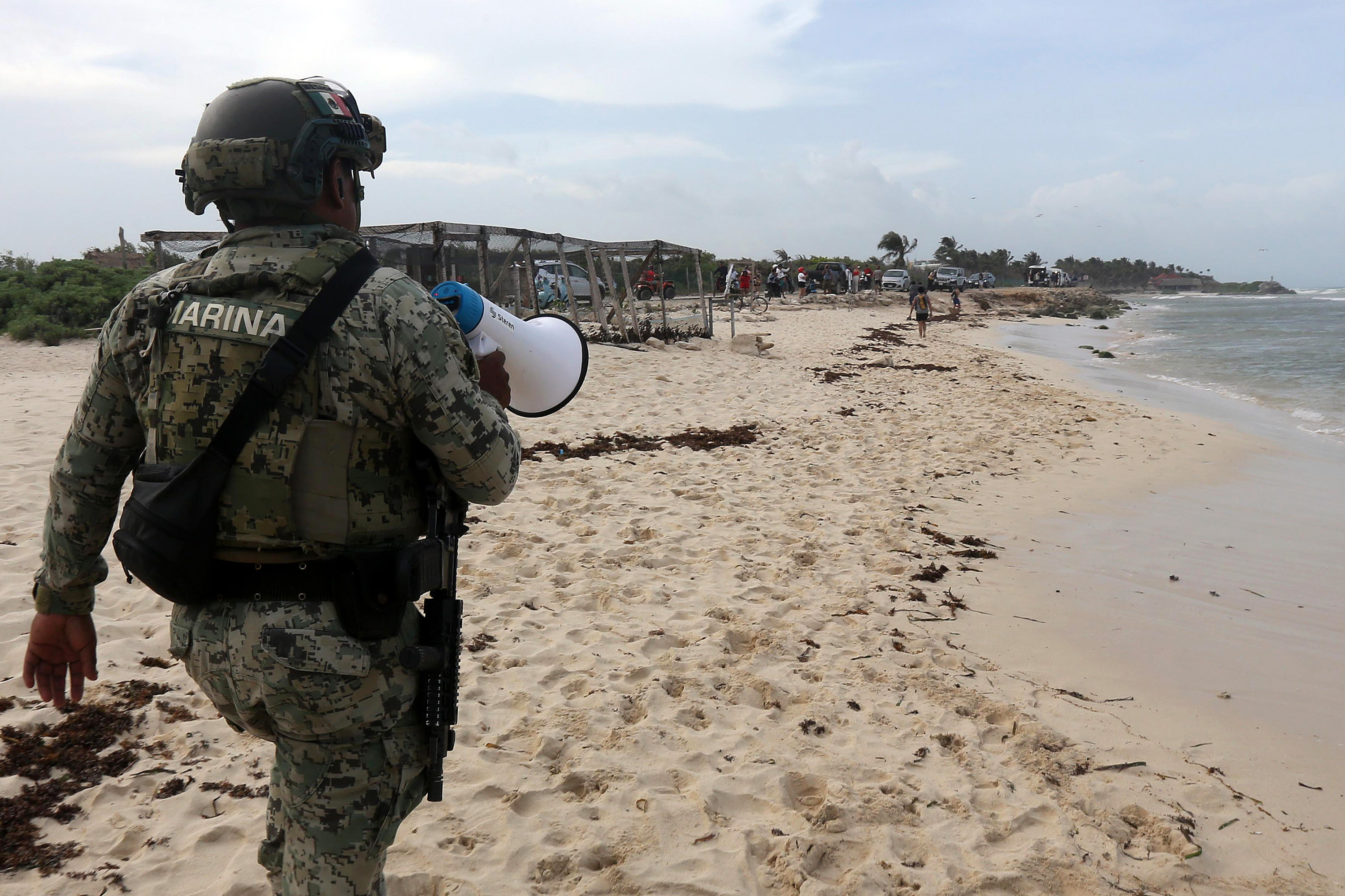 Cinco municipios de la costa del estado de Quintana Roo, Caribe mexicano, fueron declarados en alerta roja, es decir, "peligro máximo" debido a la aproximación del huracán Beryl. (Foto Prensa Libre: EFE/ Alonso Cupul).