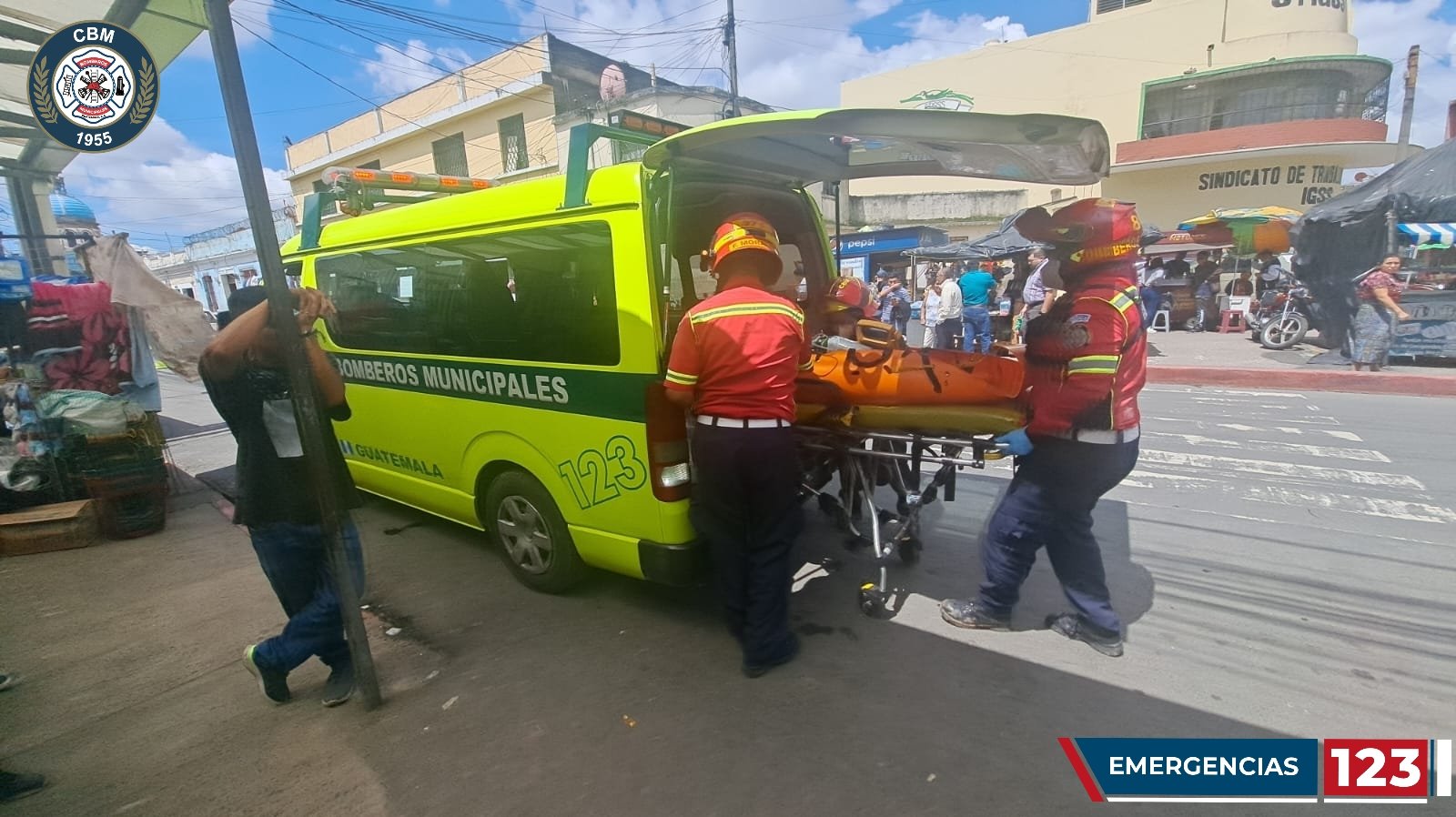 Bomberos Municipales trasladan al Hospital General San Juan de Dios a una mujer que se habría lanzado del puente Las Vacas. (Foto Prensa Libre: Bomberos Municipales)