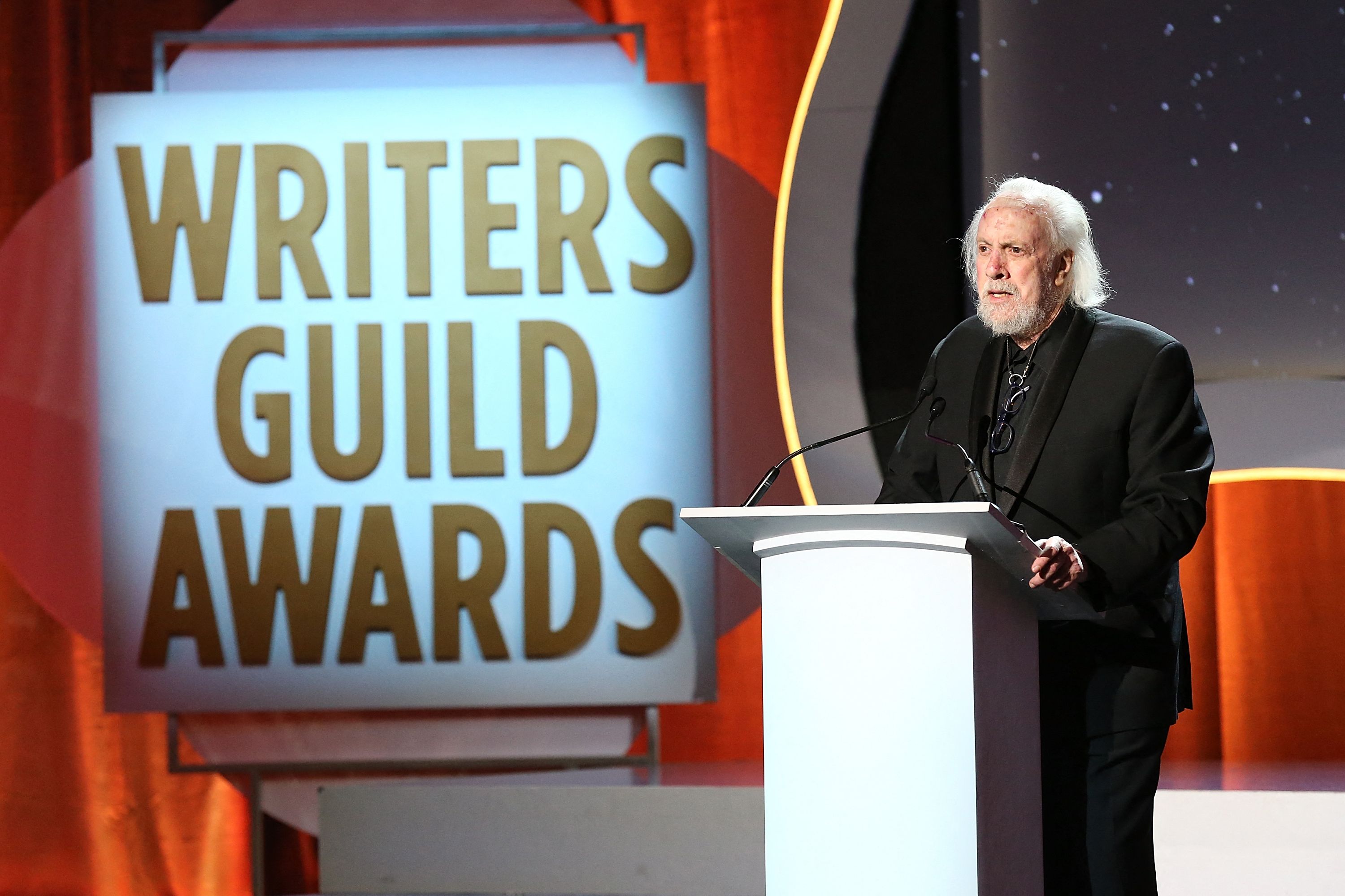 El guionista y director Robert Towne habla en el escenario durante la ceremonia de entrega de los premios 2016 Writers Guild Awards LA en el Hyatt Regency Century Plaza el 13 de febrero de 2016. (Foto Prensa Libre: Phillip Faraone / GETTY IMAGES NORTH AMERICA / AFP)