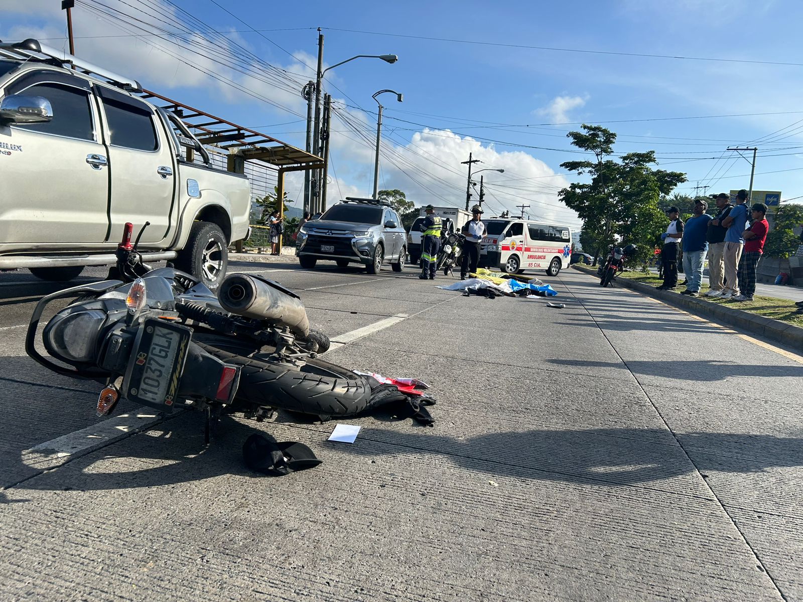 Dos personas murieron en un accidente de tránsito en el km 13 de la ruta al Atlántico. (Foto Prensa Libre. Bomberos Voluntarios)